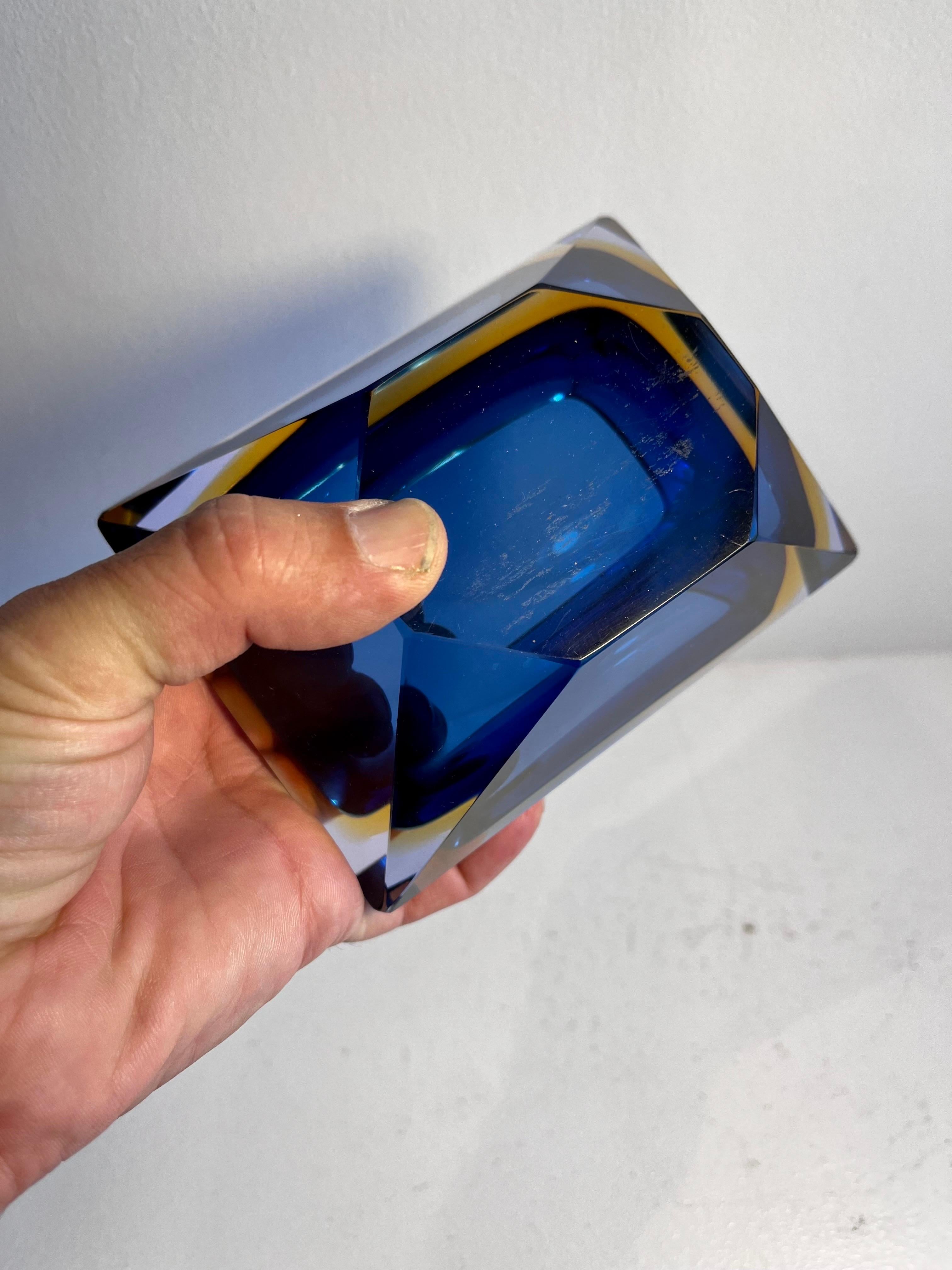 Fine XX secolo Vaso multisfaccettato in vetro di Murano blu e giallo, circa 1970 in vendita