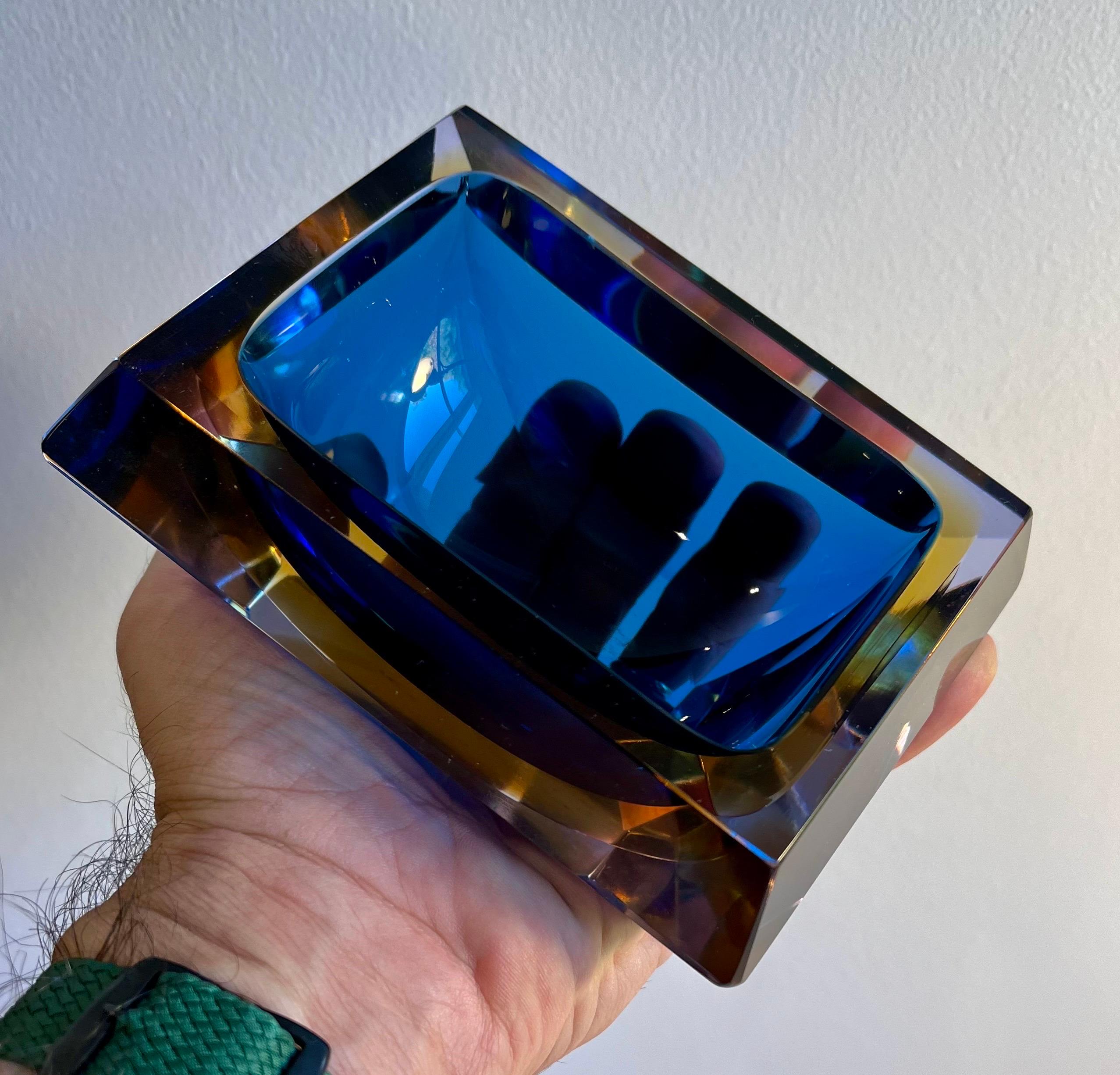 Vetro artistico Vaso multisfaccettato in vetro di Murano blu e giallo, circa 1970 in vendita