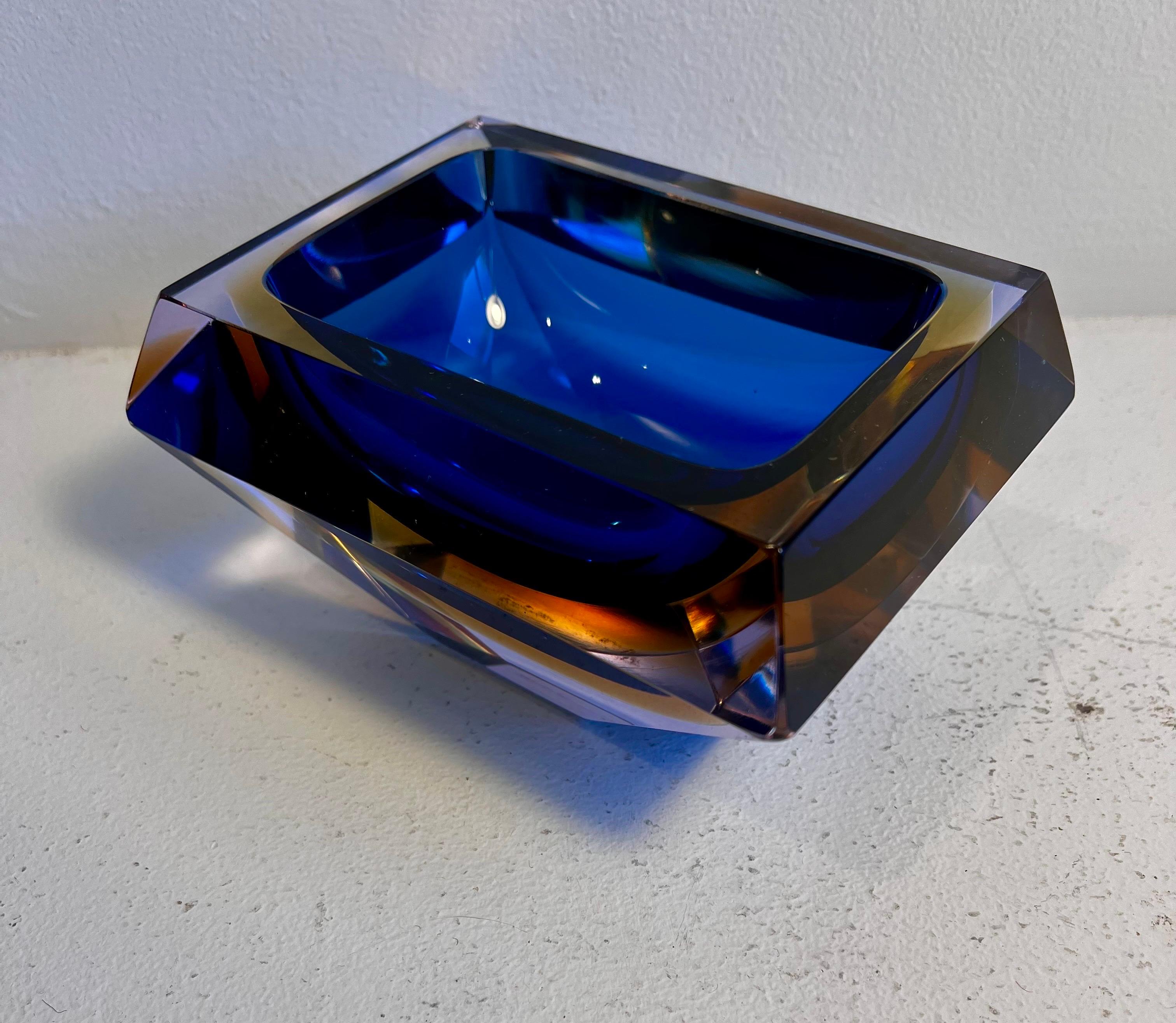 Vaso multisfaccettato in vetro di Murano blu e giallo, circa 1970 in vendita 2