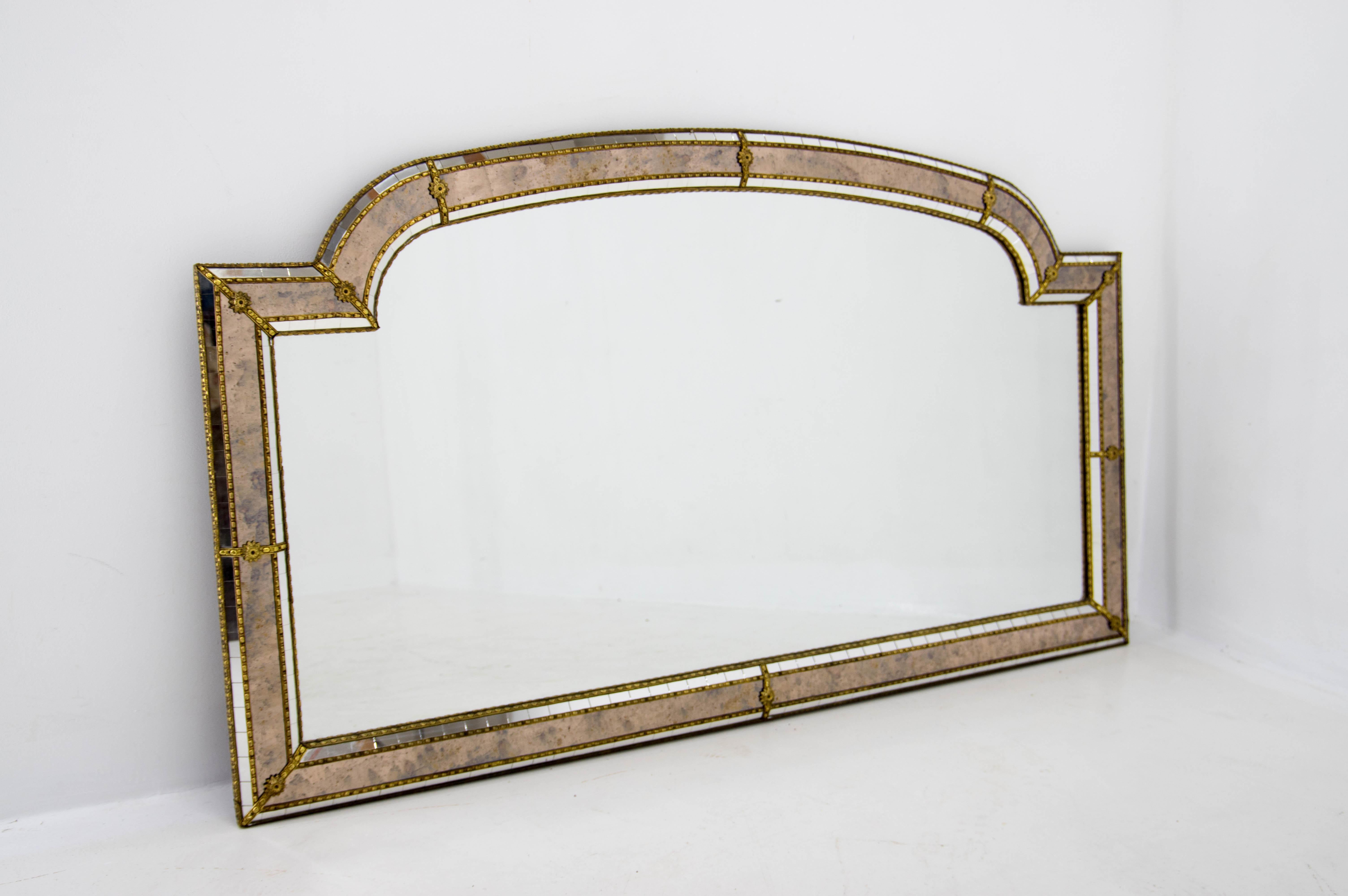 This beautiful multi-facets mirror is made of mirrors and brass garlands. This is a French work, circa 1970.
Excellent condition.