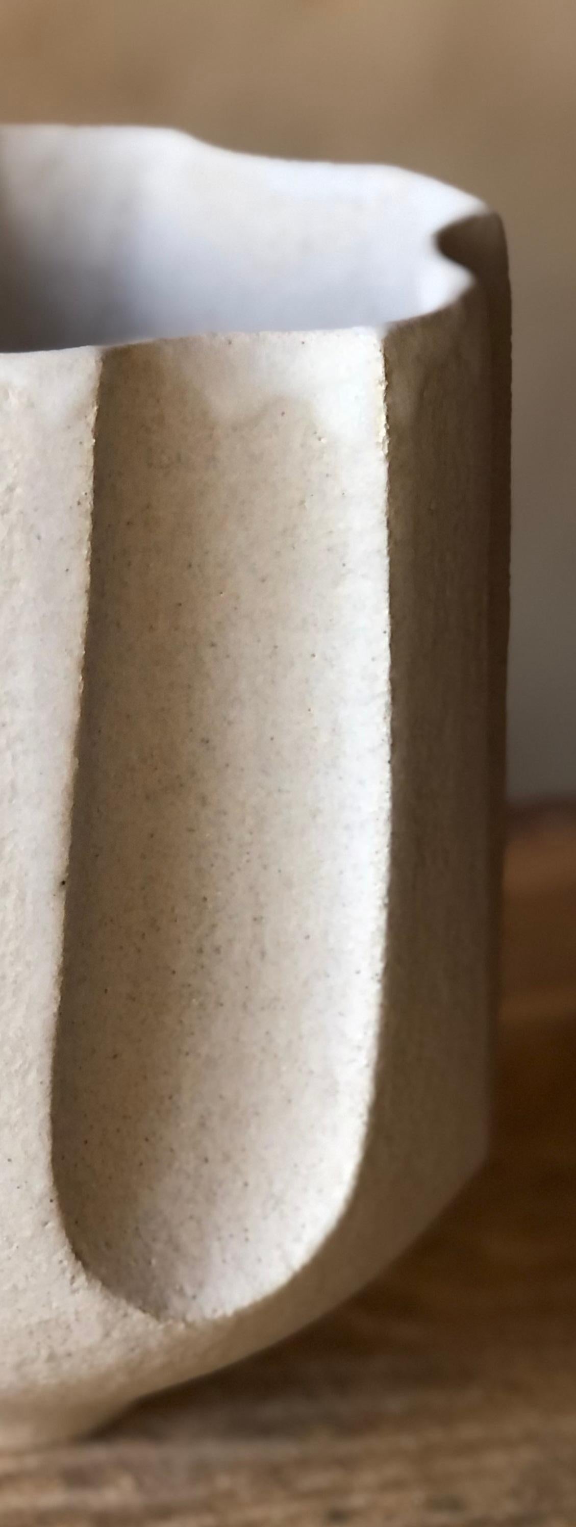 Postmoderne Vase à facettes multiples avec glaçure craquelée blanche par Sophie Vaidie en vente