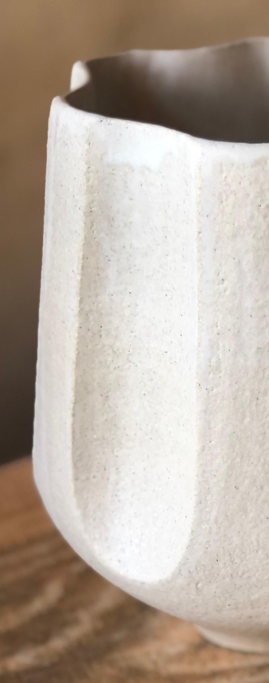 Français Vase à facettes multiples avec glaçure craquelée blanche par Sophie Vaidie en vente