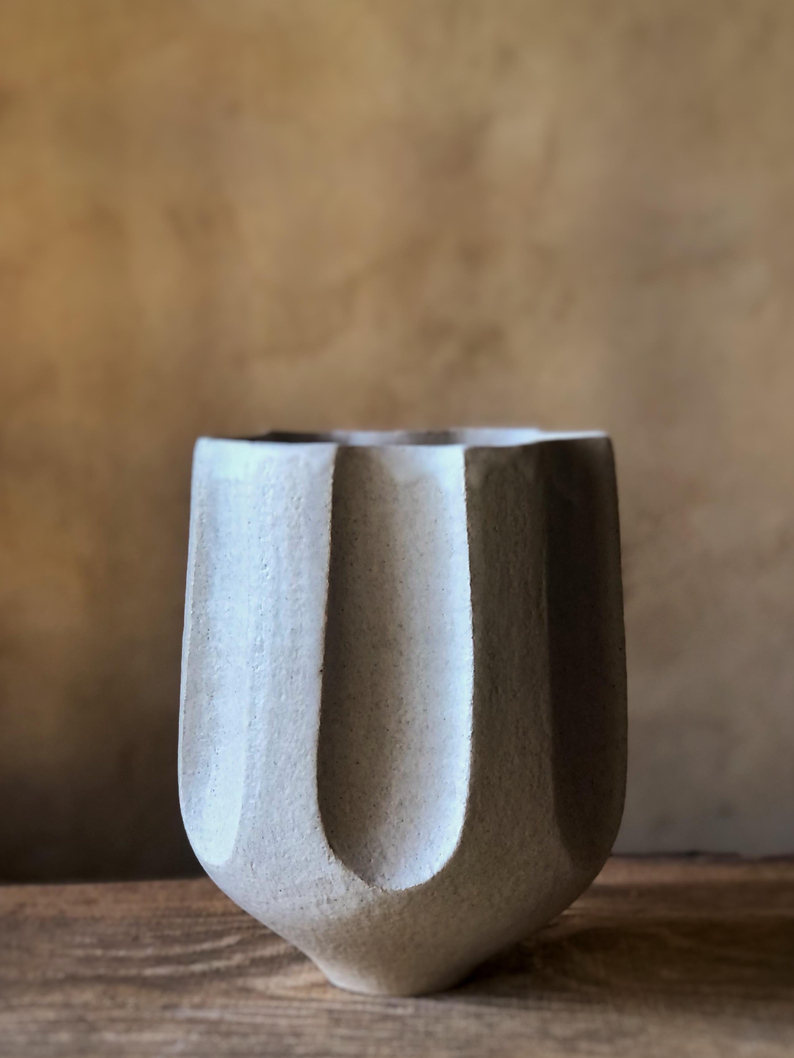 Vernissé Vase à facettes multiples avec glaçure craquelée blanche par Sophie Vaidie en vente