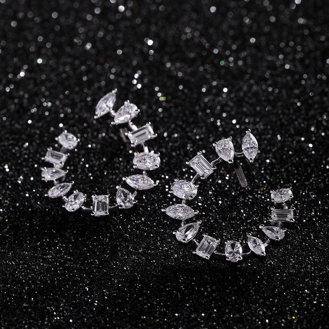 Taille brillant Créoles en or blanc 14 carats avec diamants de forme fantaisie multicolores de 3,50 carats en vente