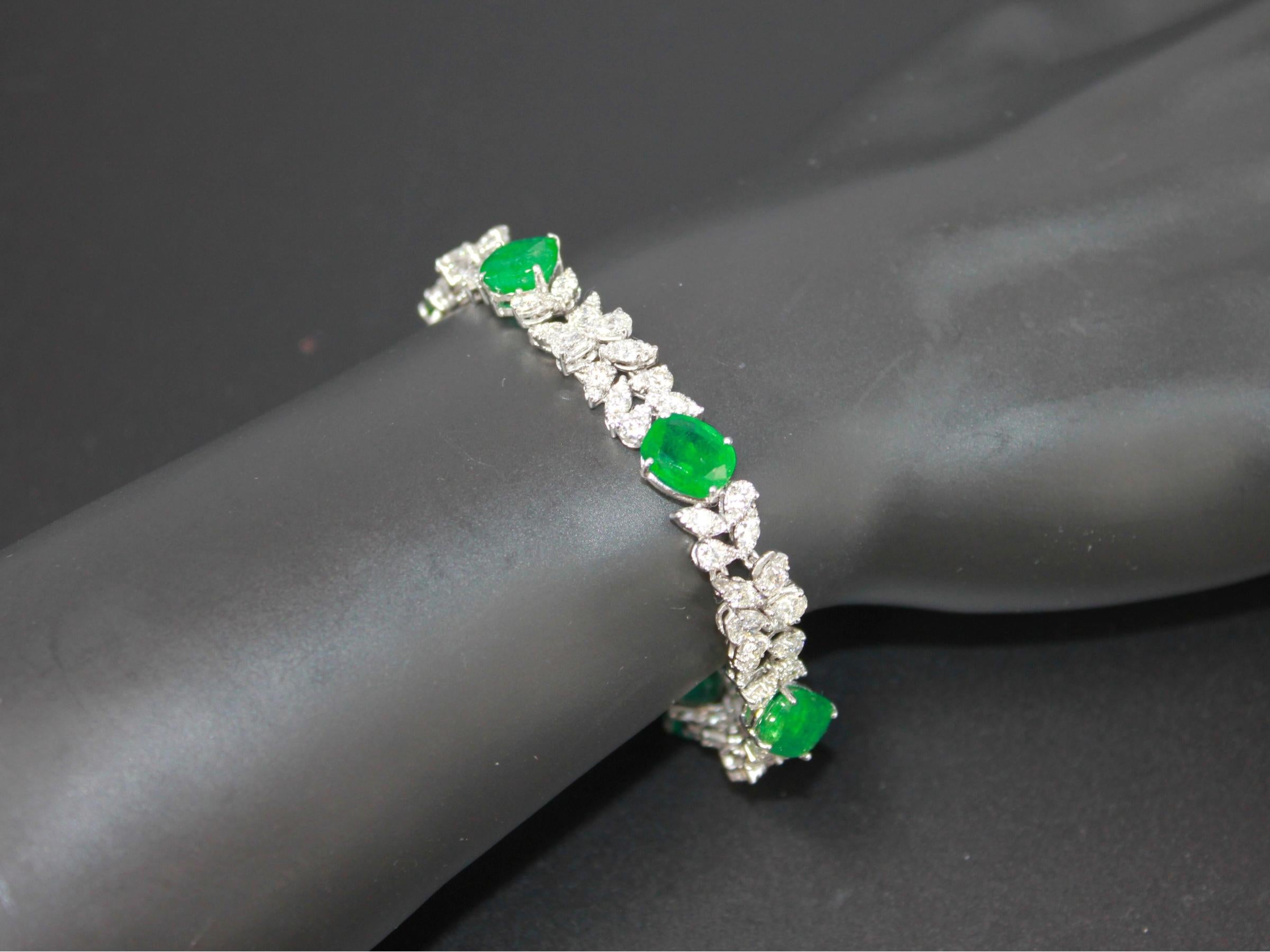 Multi Fancy Shape Green Emerald Diamond 18 Karat White Gold Tennis Bracelet For Sale 10