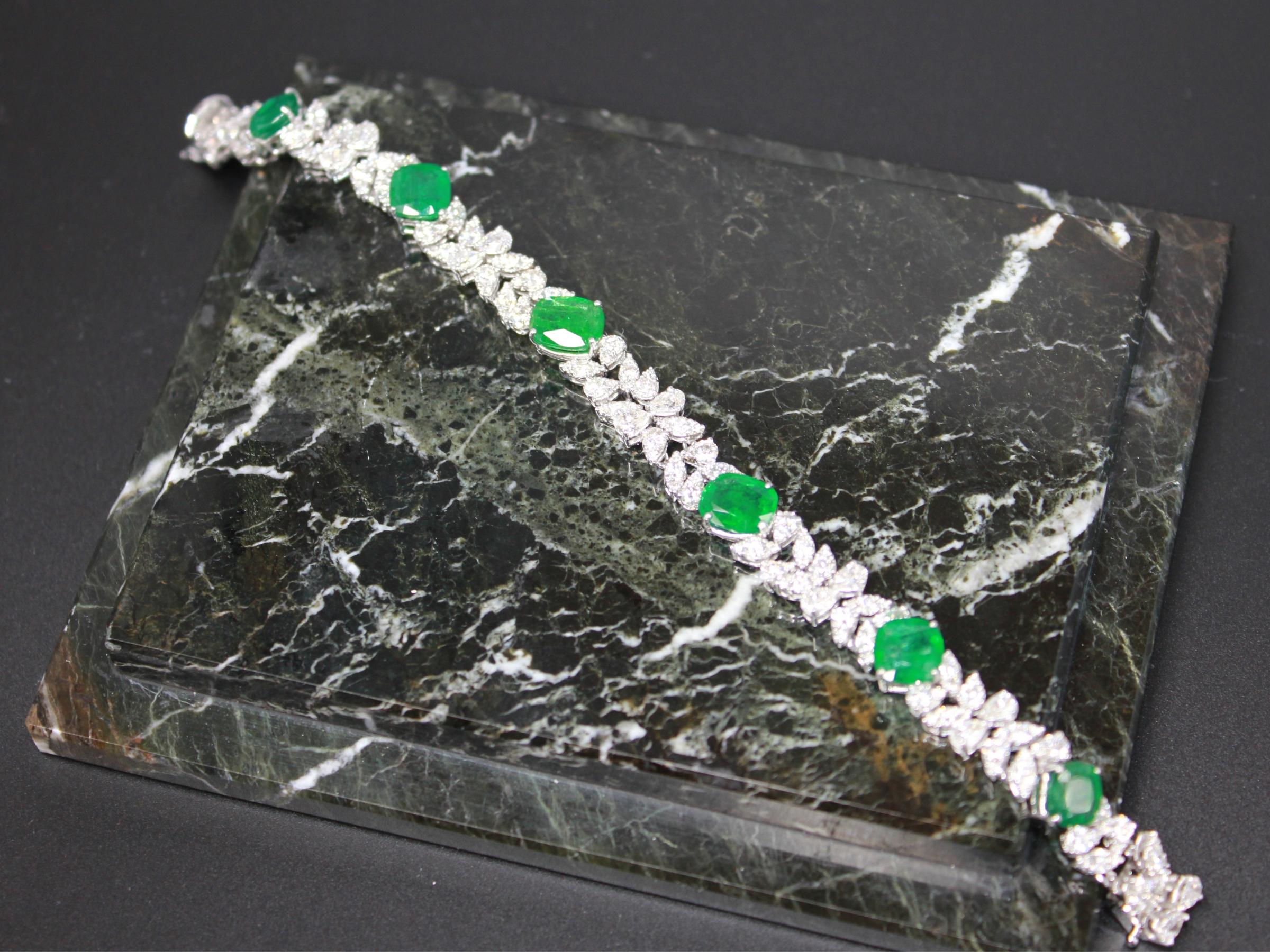 Women's or Men's Multi Fancy Shape Green Emerald Diamond 18 Karat White Gold Tennis Bracelet For Sale