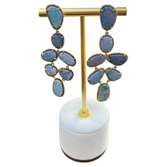 Orecchini a goccia in oro 18 carati con diamanti e opali bianchi blu Boulder a forma di fantasia multipla