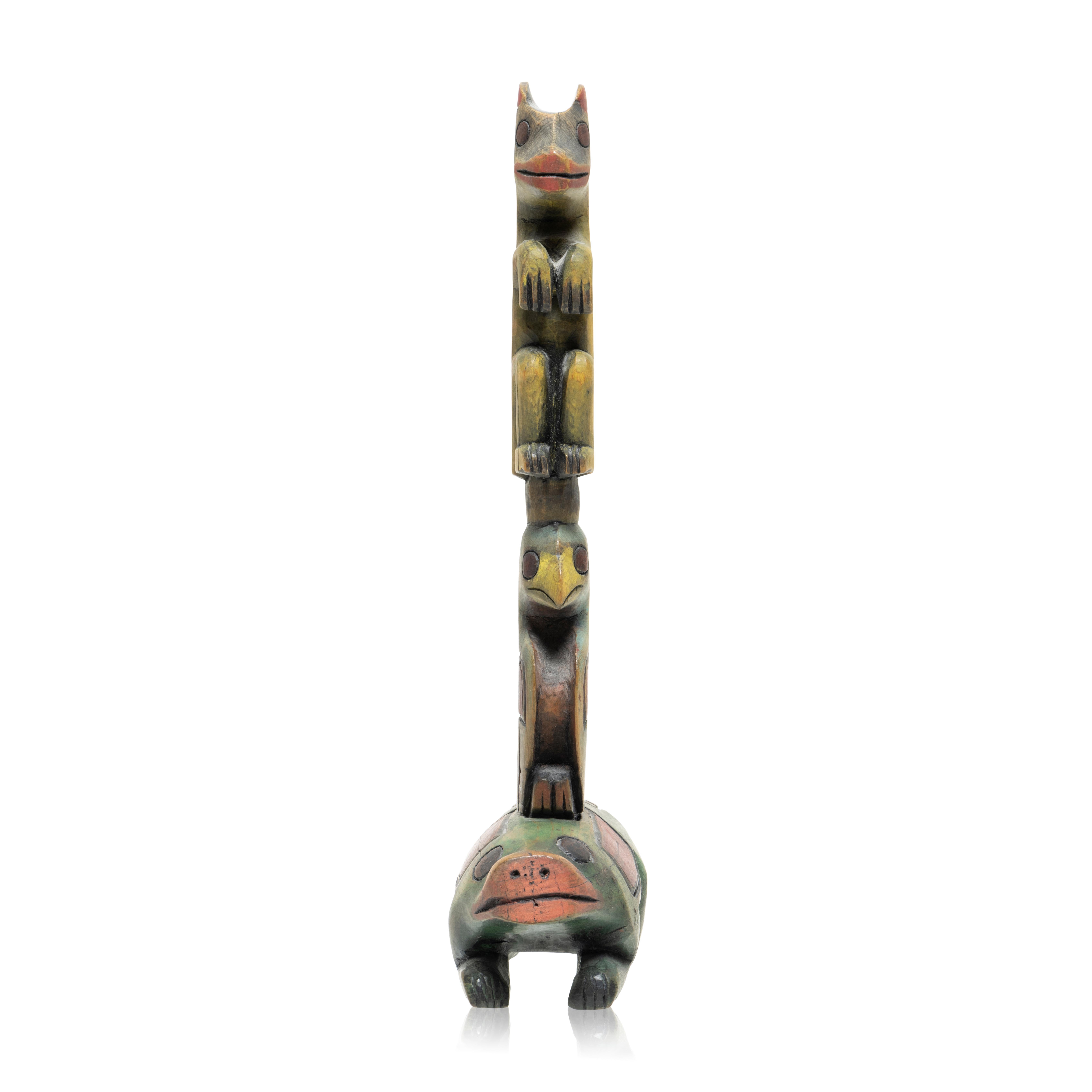 Sculpté Totem Tlingit à plusieurs figures en vente