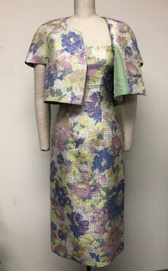 Schlankes Kleid mit quadratischem Ausschnitt und passender Capelette-Jacke mit Blumenmuster
