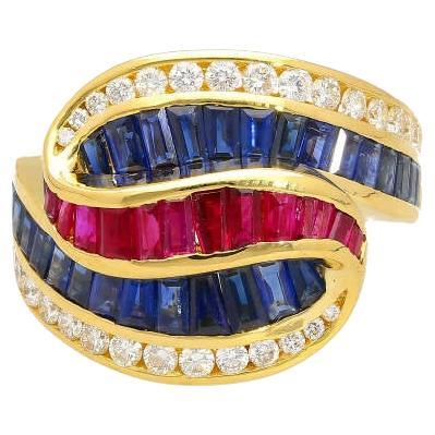 Bague multi-gemmes en grappe de rubis, saphir bleu et diamants taille baguette de 3 carats en vente