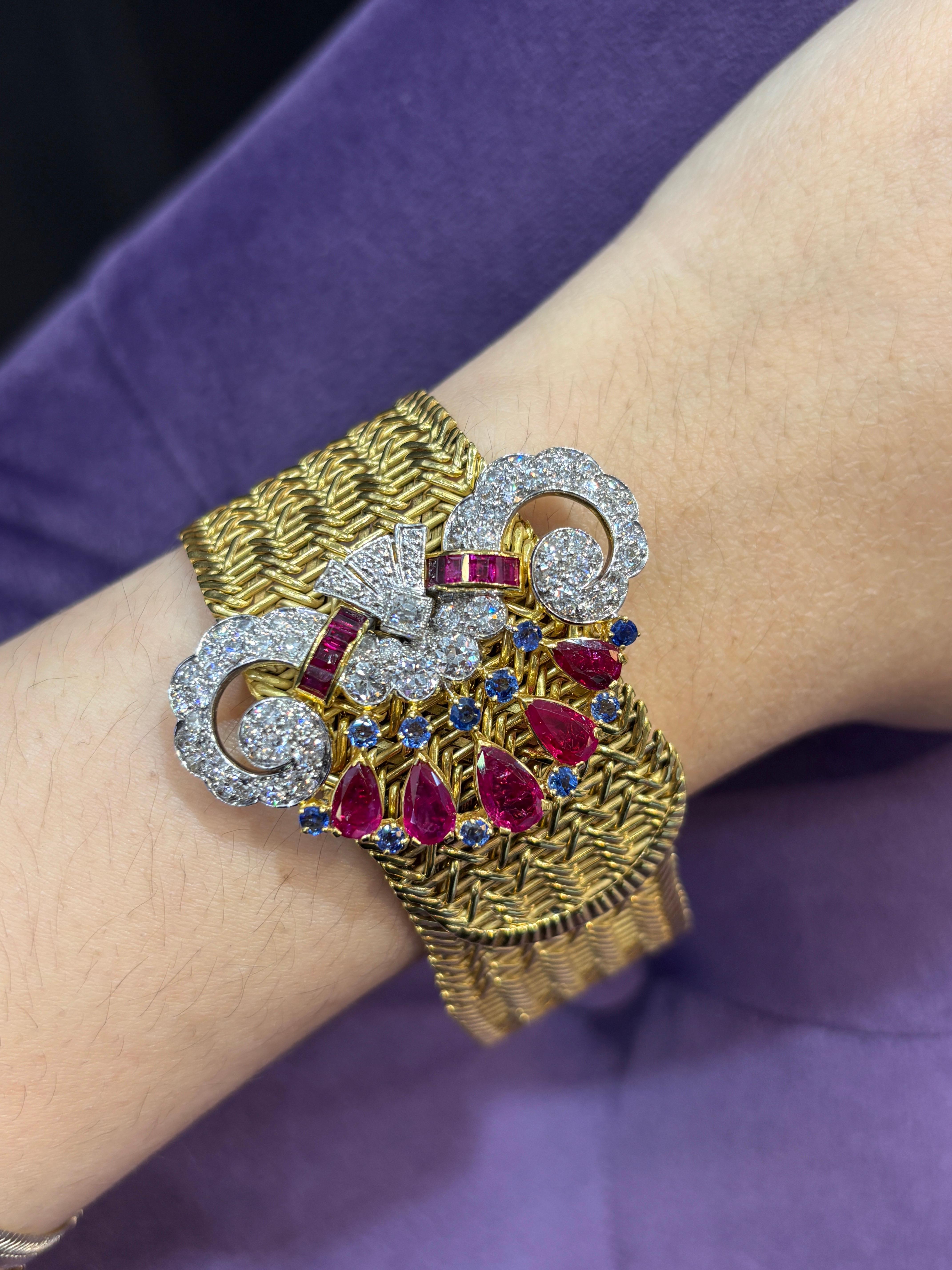 Pulsera hebilla multigema

Brazalete de oro amarillo con un motivo ornamental engastado con rubíes en forma de pera, zafiros talla redonda y diamantes talla redonda.

Peso aproximado del rubí: 3.5 quilates
Peso aproximado del diamante: 3.55