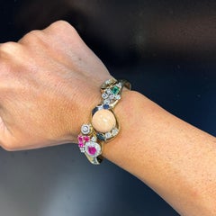Bracelet manchette orné de plusieurs pierres précieuses, de corail et de diamants