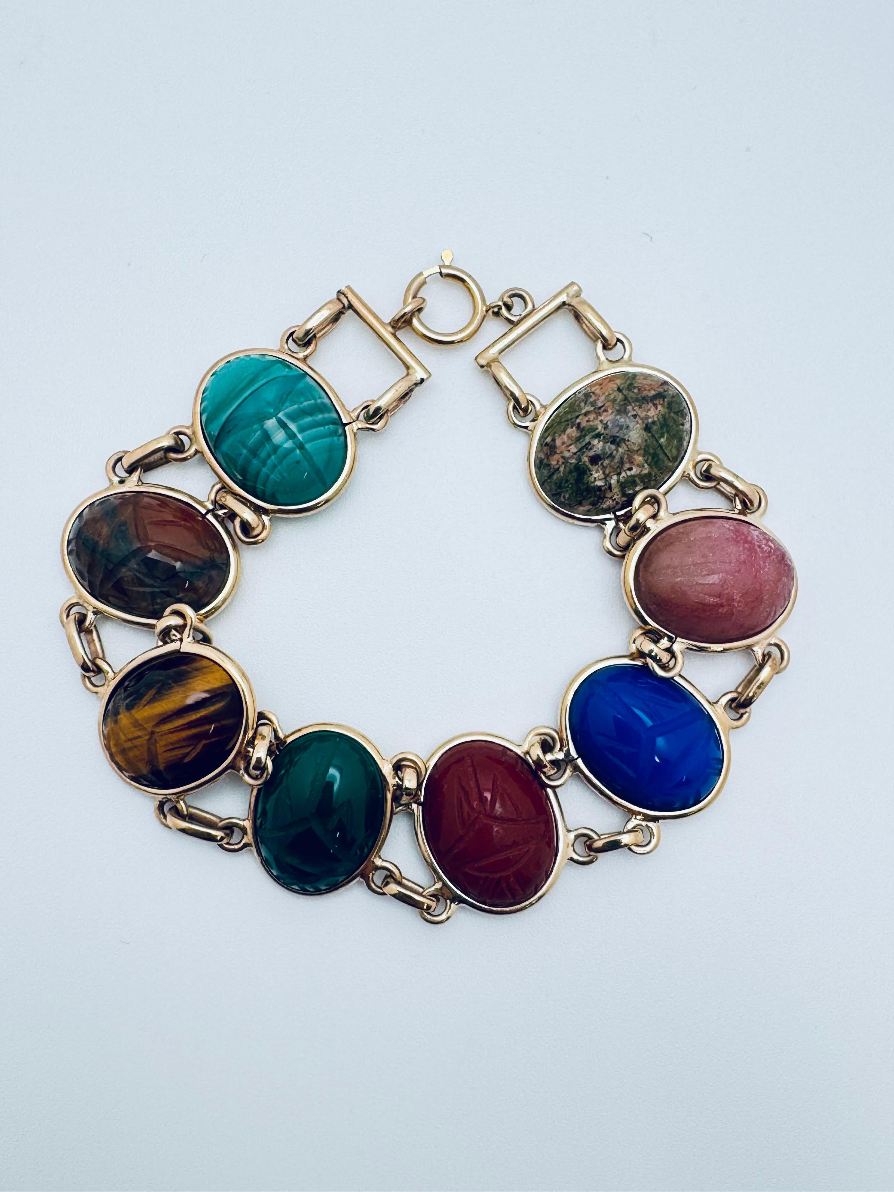 Esta exquisita Pulsera Escarabajo Grabada con Múltiples Gemas une el simbolismo antiguo con un diseño contemporáneo y lujoso. Elaborado por expertos en oro macizo de 14 quilates, presenta gemas escarabajo intrincadamente grabadas, cada una de ellas