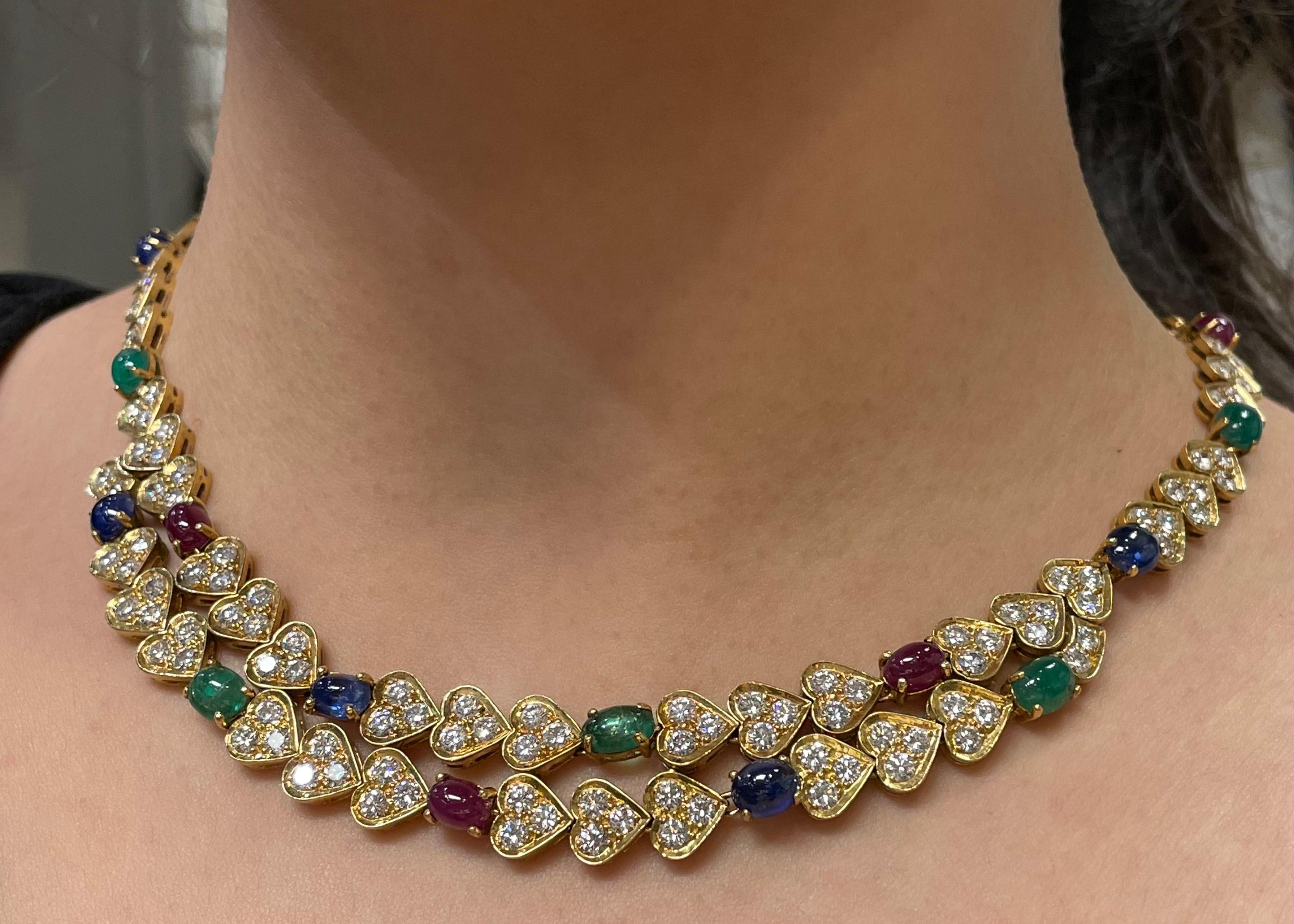 Multi Edelstein Herz Motiv Halskette

Eine Goldkette mit Cabochon-Rubinen und Saphiren besetzt,  Smaragde und etwa 5,17 Karat Diamanten

Maßnahmen Ungefähr: 13