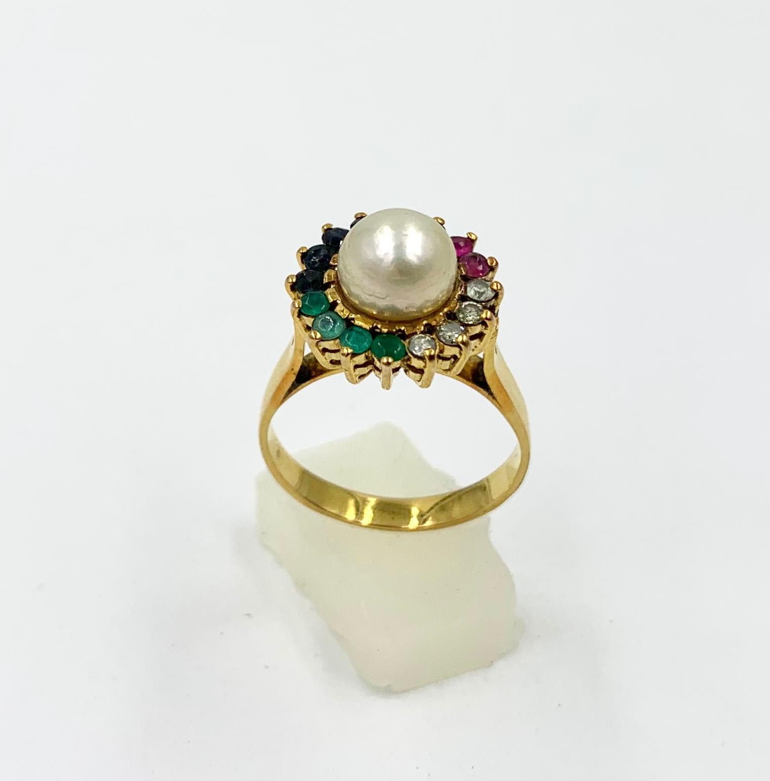 Ring mit mehreren Edelsteinen Smaragd Saphir Rubin Diamant Perle 14 Karat Gold im Zustand „Hervorragend“ in New York, NY