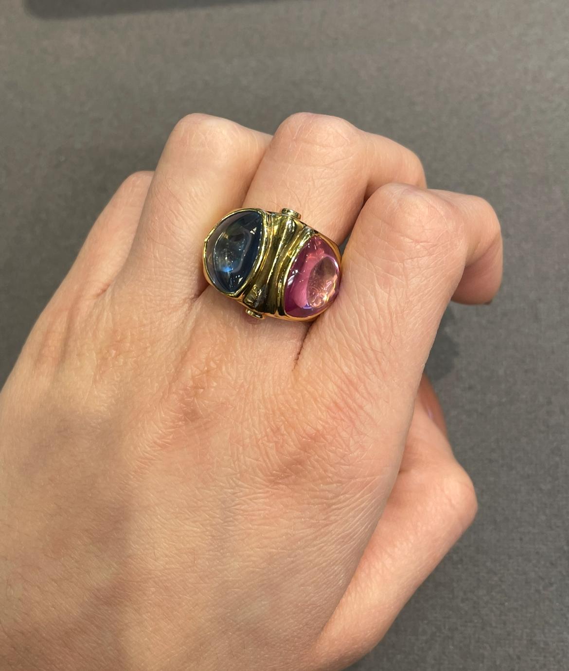 Ring mit mehreren Edelsteinen

Ein Ring aus Gelbgold, besetzt mit einem blauen Topas und einem roten Turmalin, akzentuiert durch zwei Diamanten im Rundschliff. 

Ungefähres Diamantgewicht: .17
Ring Größe: 6.5
Kostenfreie Größenänderung 
Ungefähres