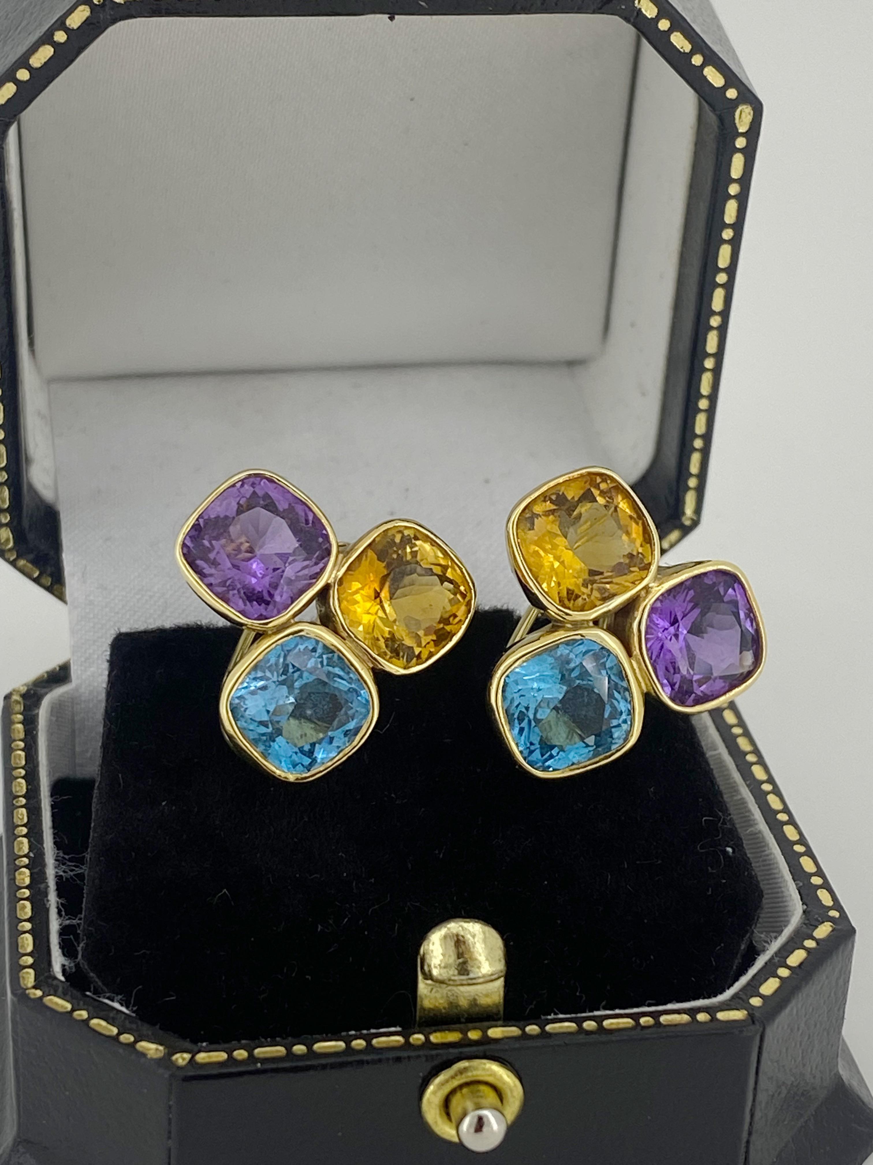 Cette magnifique paire de boucles d'oreilles vintage 
présente une grappe délicieusement colorée
de pierres semi-précieuses naturelles de première qualité ; 

Avec un motif de fleur désirable / forget me not, 
qui est à la fois très féminine et