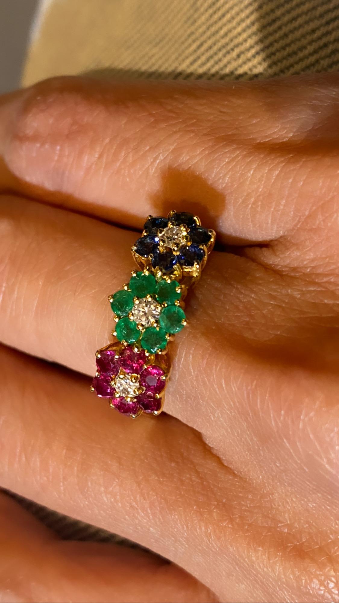 Di un design superbo, raramente visto in tripla copia giornaliera, 
questo anello multi gemma personalizzato
presenta un gruppo di 18 gemme preziose naturali:
Zaffiri (6 = 0,60ct) di colore blu indaco 
smeraldi (6 = 0,42ct) di un intenso colore