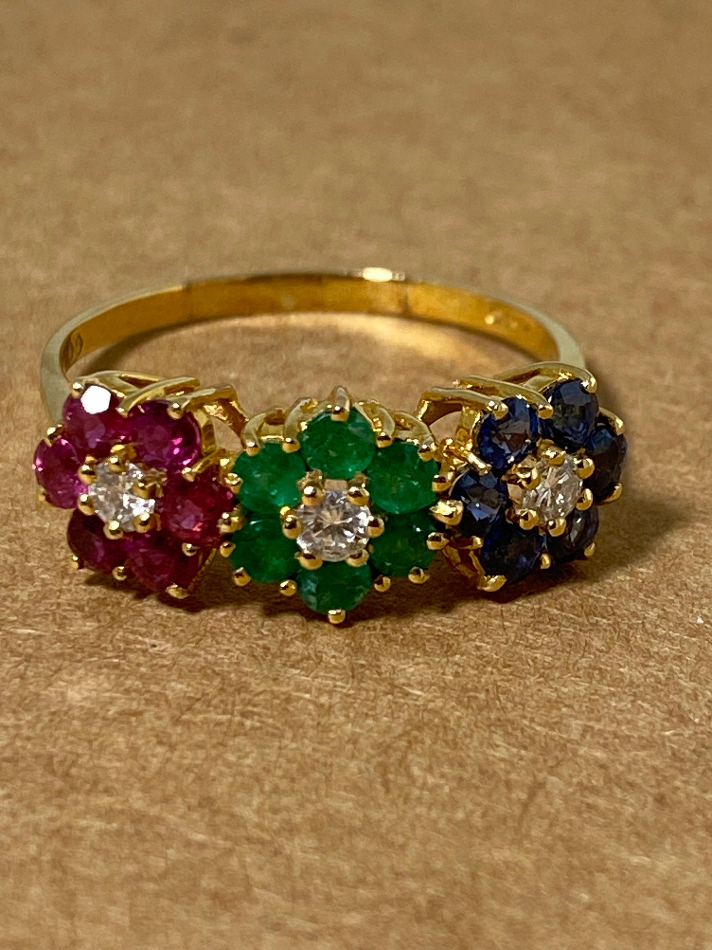 Taglio rotondo Anello multi gemma a tre margherite con rubino, smeraldo, zaffiro, diamante, oro 18 carati