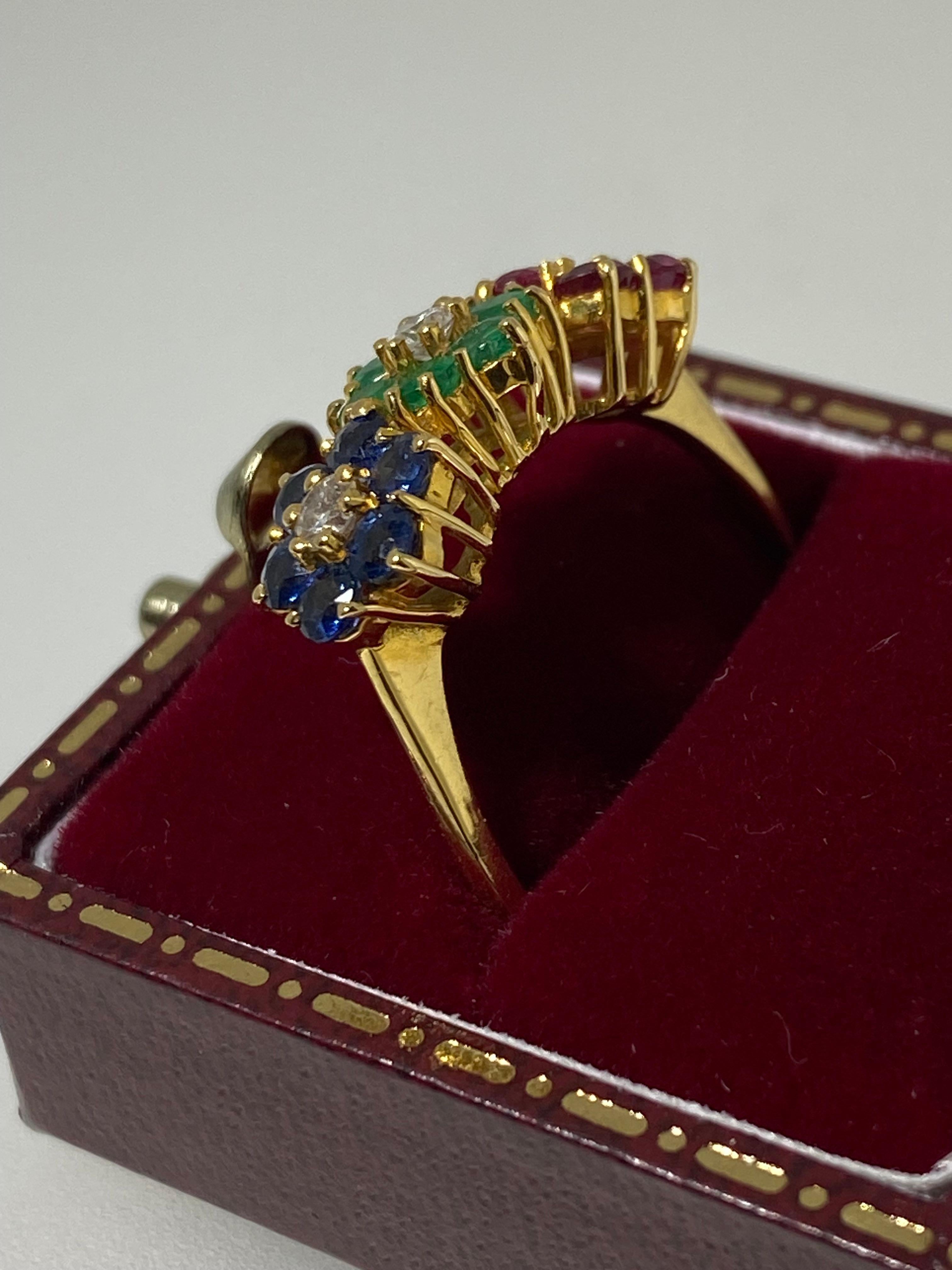 Anello multi gemma a tre margherite con rubino, smeraldo, zaffiro, diamante, oro 18 carati In condizioni ottime a MELBOURNE, AU