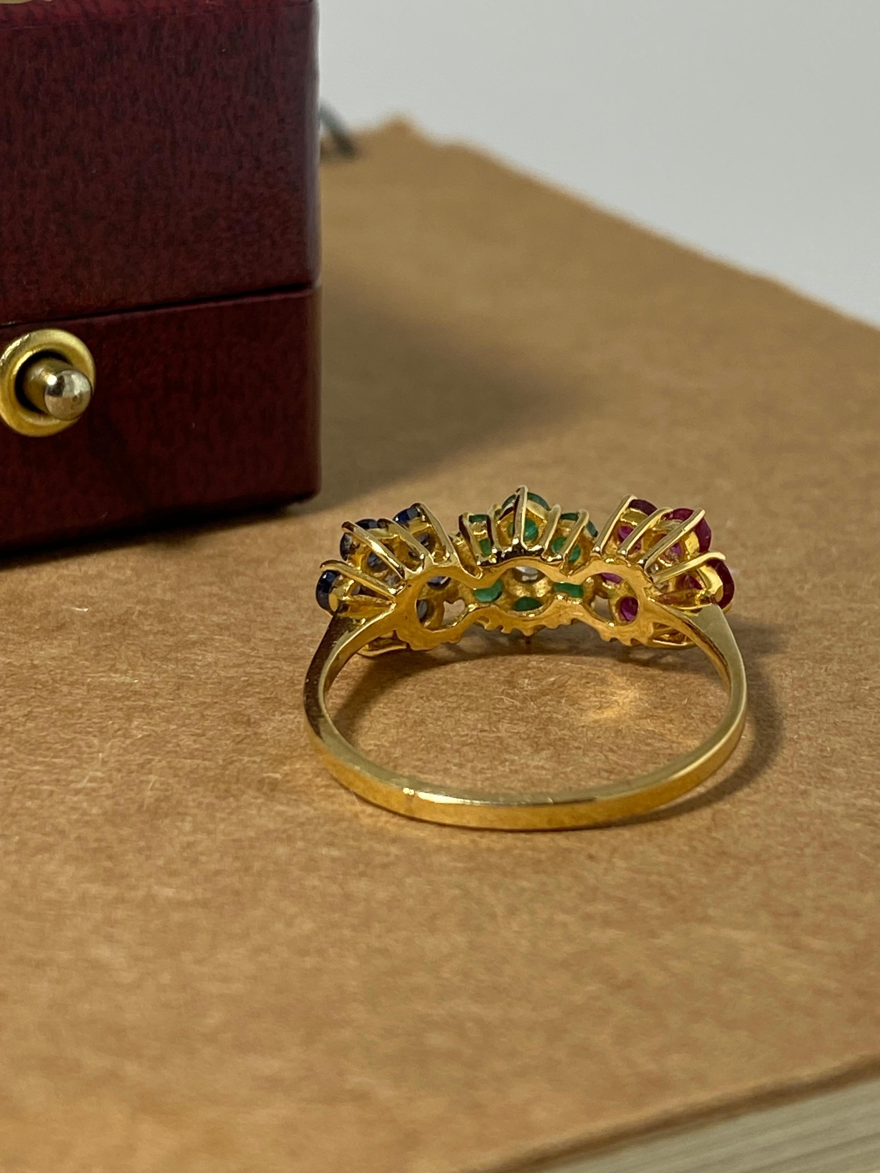 Anello multi gemma a tre margherite con rubino, smeraldo, zaffiro, diamante, oro 18 carati 3
