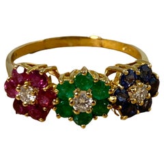 Anello multi gemma a tre margherite con rubino, smeraldo, zaffiro, diamante, oro 18 carati