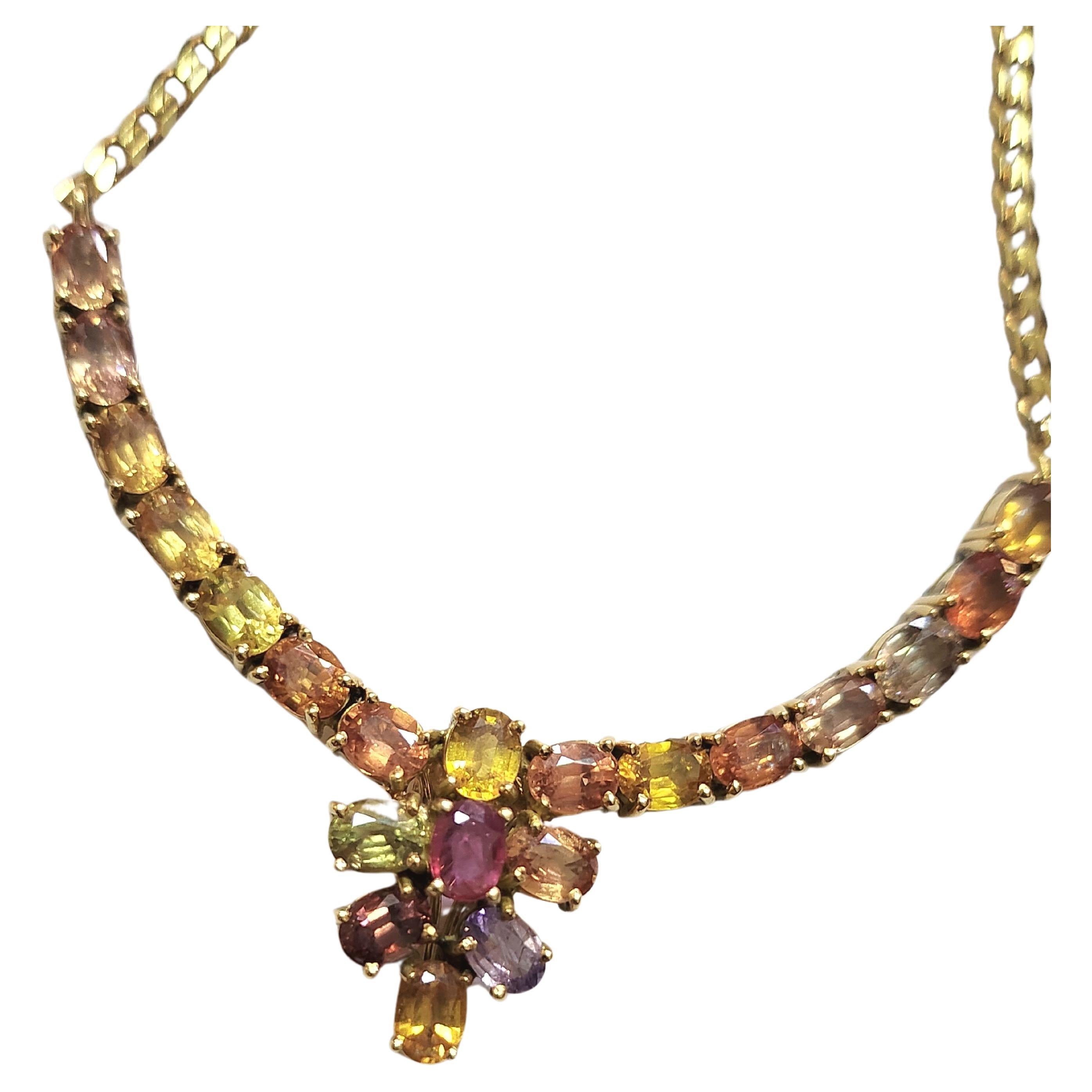 Collana italiana in oro giallo 18k con pietre preziose naturali di citrino topazio ametista rubino e tormalina in diverse tonalità di colore con un peso stimato di 7 carati. La collana è vintage made in italy anni '80 con marchio 750 gold standard e