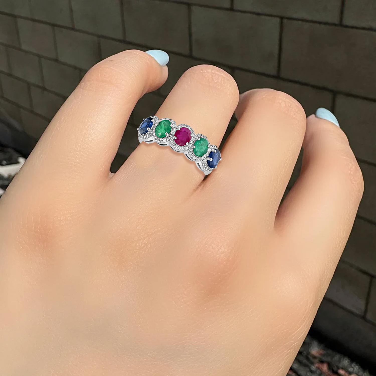 Un riche mélange de couleurs et d'éclat, cette bague artisanale met en valeur 2,01 carats d'émeraudes, 2,01 carats de saphirs et 1,01 carat de rubis, le tout rehaussé de 0,31 carat de diamants étincelants. Serti dans de l'or blanc poli 18KT, le
