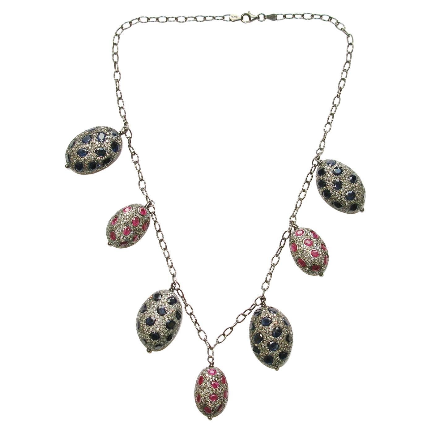 Collier de perles en forme de pépite de saphir et de rubis avec diamants pavés