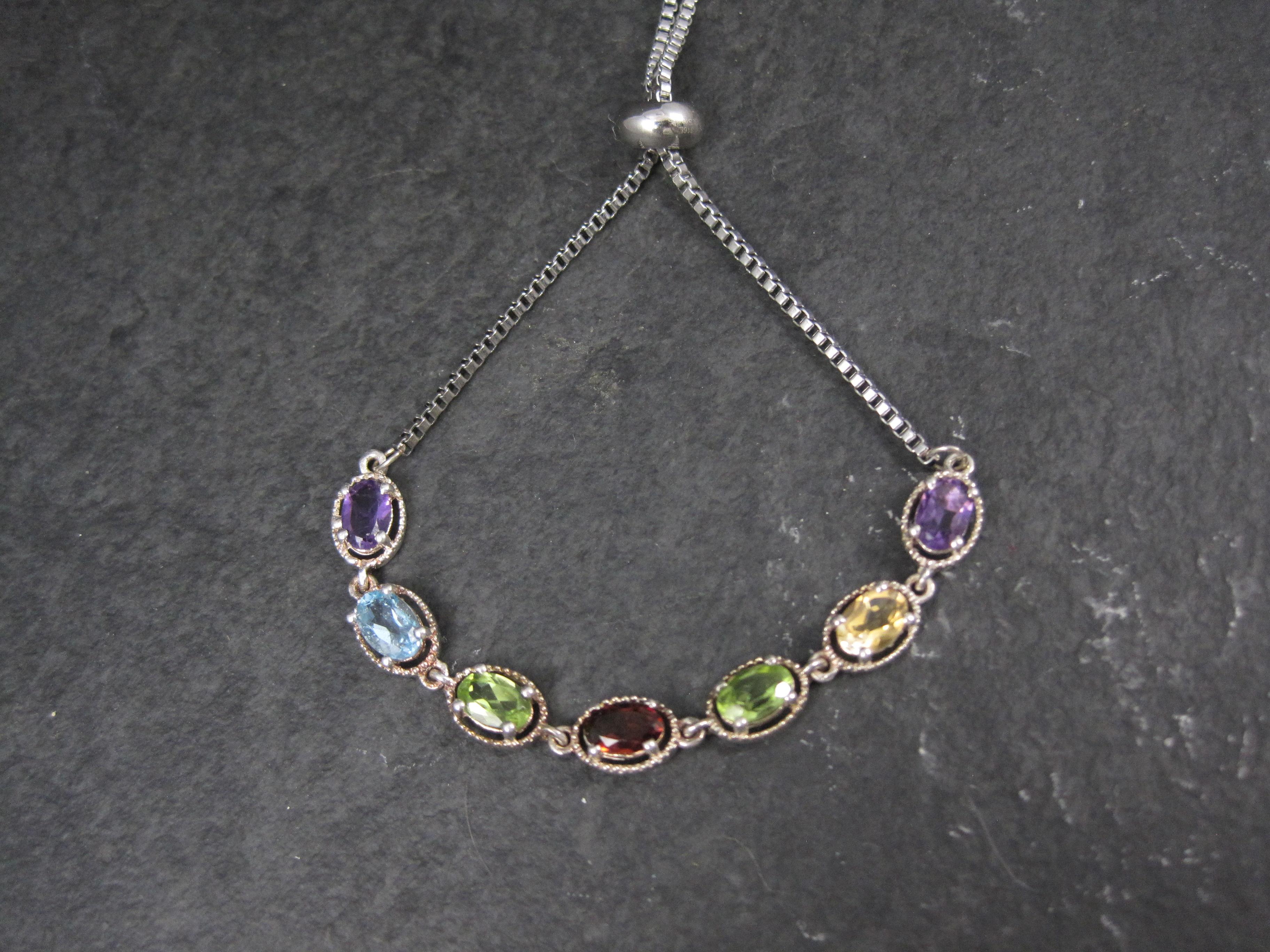 Questo bellissimo braccialetto bolo è in argento sterling.
Presenta 7 gemme di taglio ovale, 4x6 mm, di ametista, citrino, peridoto, granato e topazio blu.

Misure: 1/4 di pollice al massimo della larghezza, regolabile da 5 a 9 pollici

Marchi: STS,