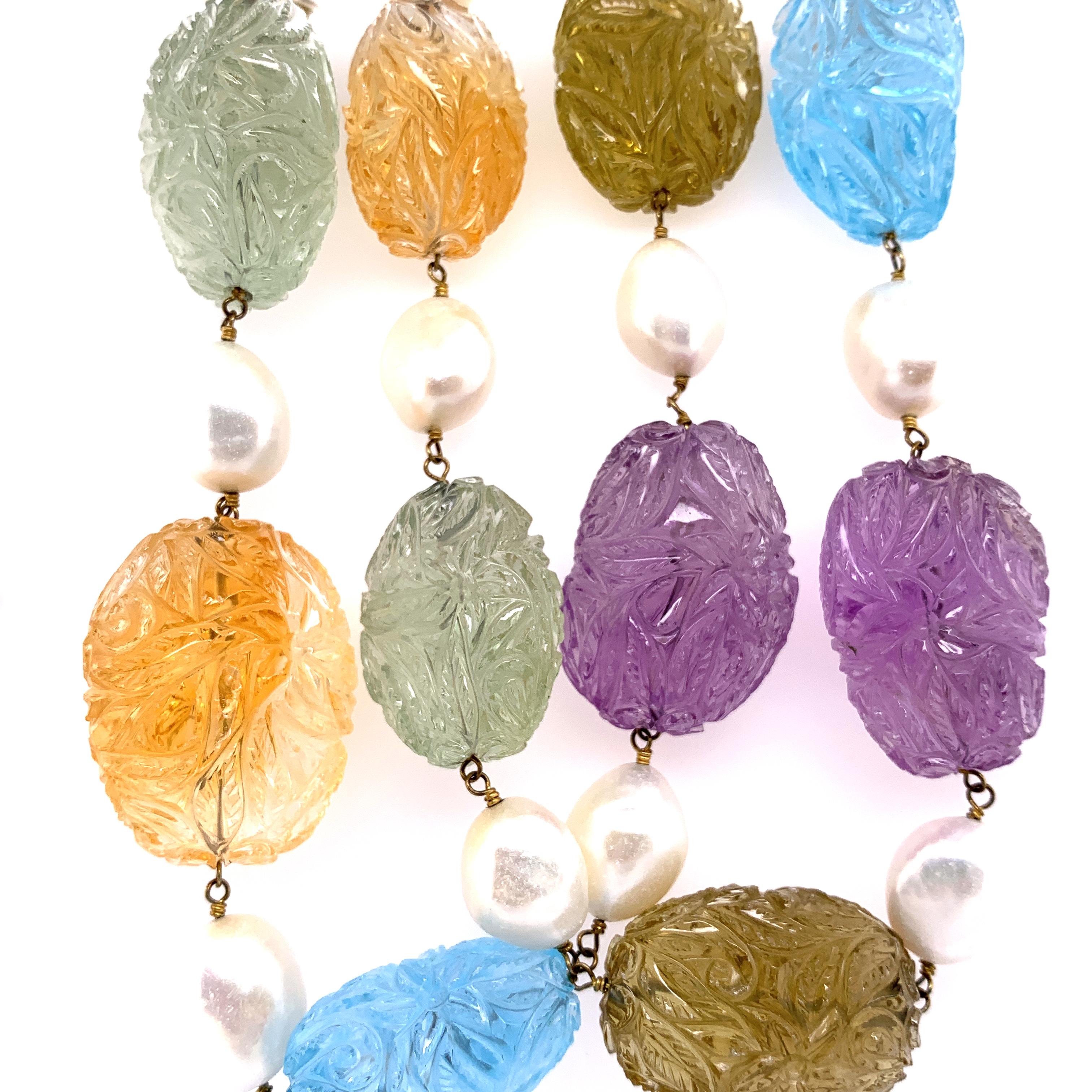 Collier en perles sculptées multi-pierres, perle de culture et diamant blanc en or :

Ce collier rare et magnifique est composé d'un ensemble de pierres précieuses taillées, dont des topazes bleues, des améthystes et des citrines pesant 1355.85