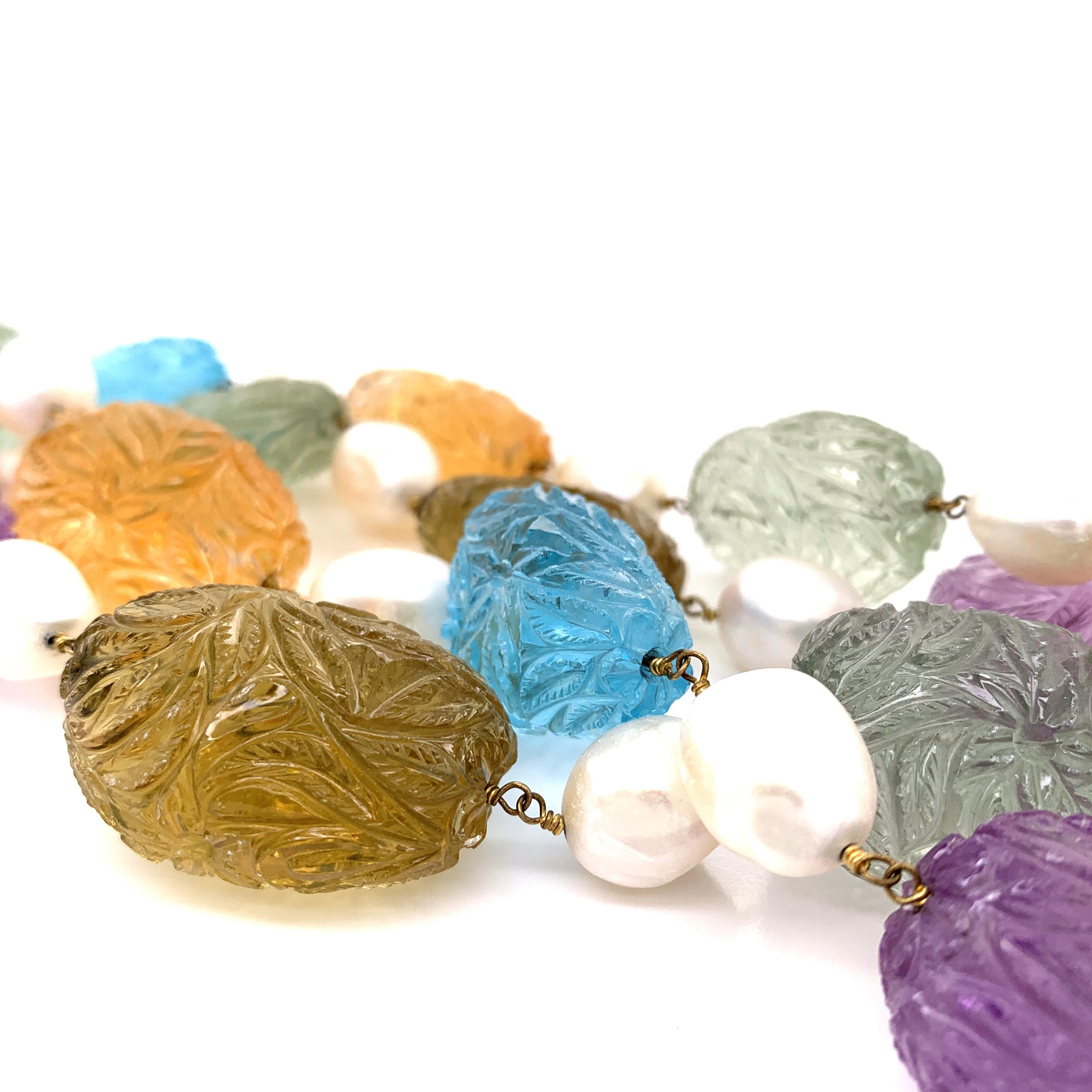 Art déco Collier en or avec perles sculptées multi-pierres, perles de culture et diamants blancs en vente