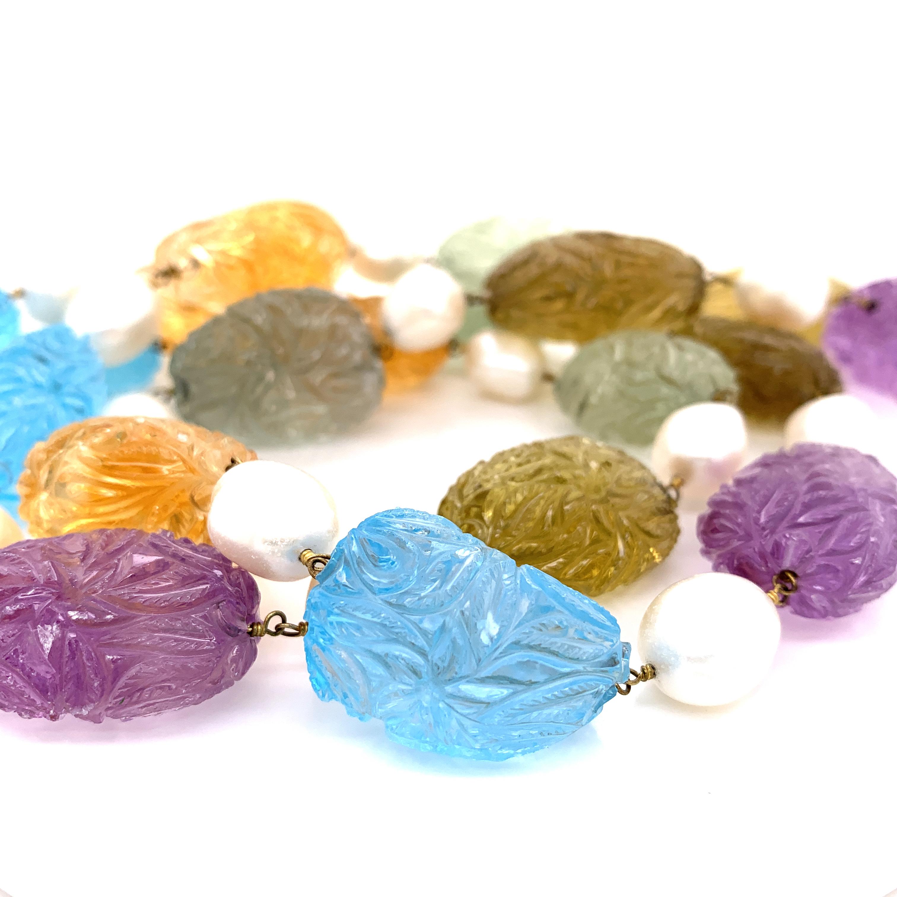 Perle Collier en or avec perles sculptées multi-pierres, perles de culture et diamants blancs en vente