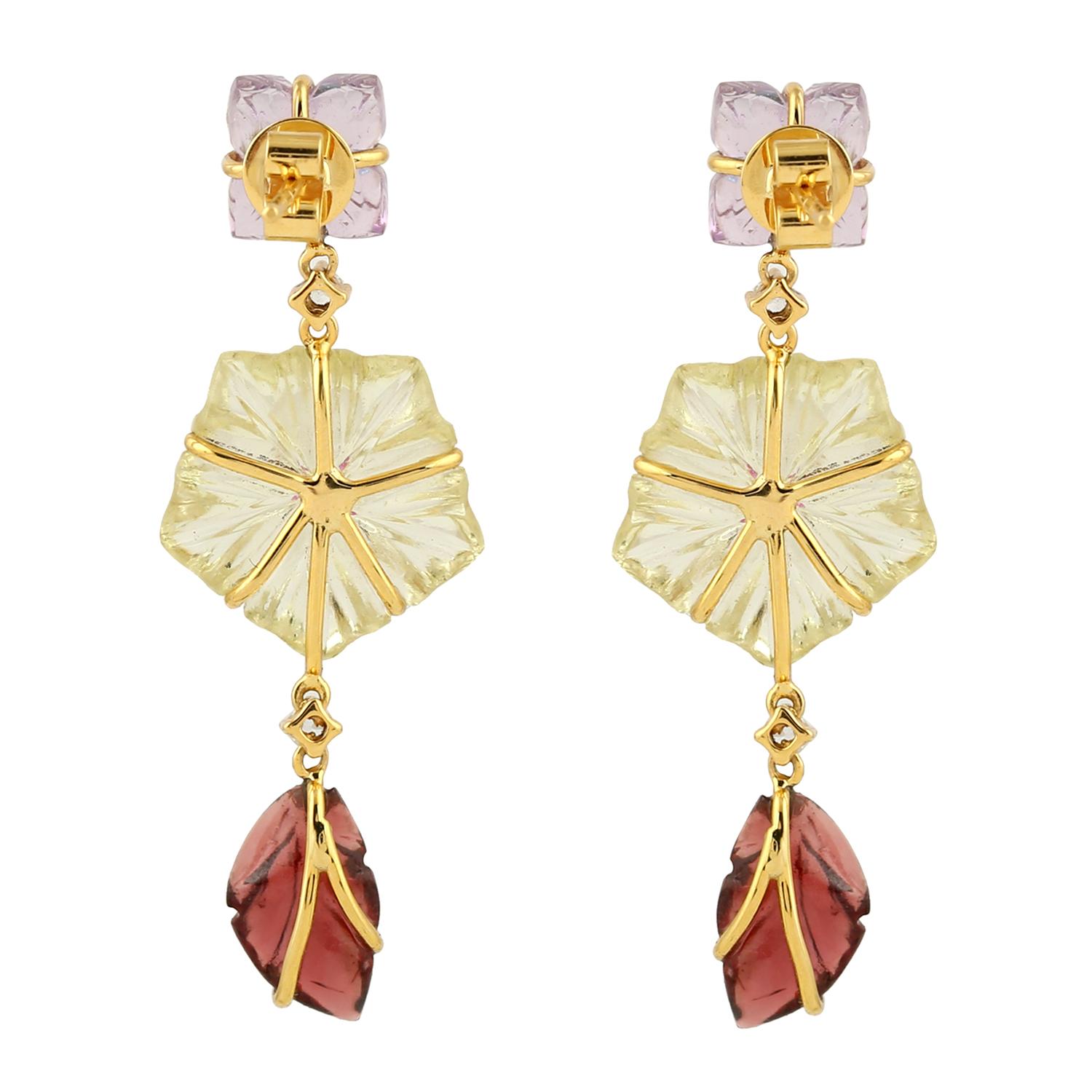 Artisan Pendants d'oreilles fleurs sculptées en or jaune 18 carats et multi-gemmes en vente