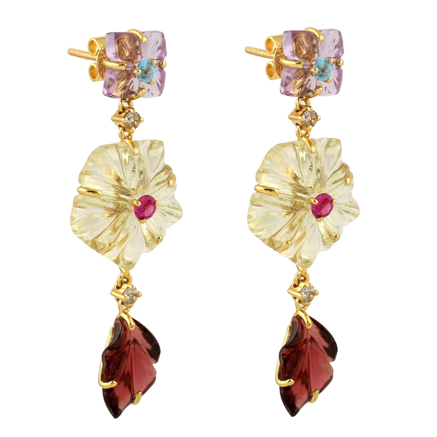 Taille mixte Pendants d'oreilles fleurs sculptées en or jaune 18 carats et multi-gemmes en vente