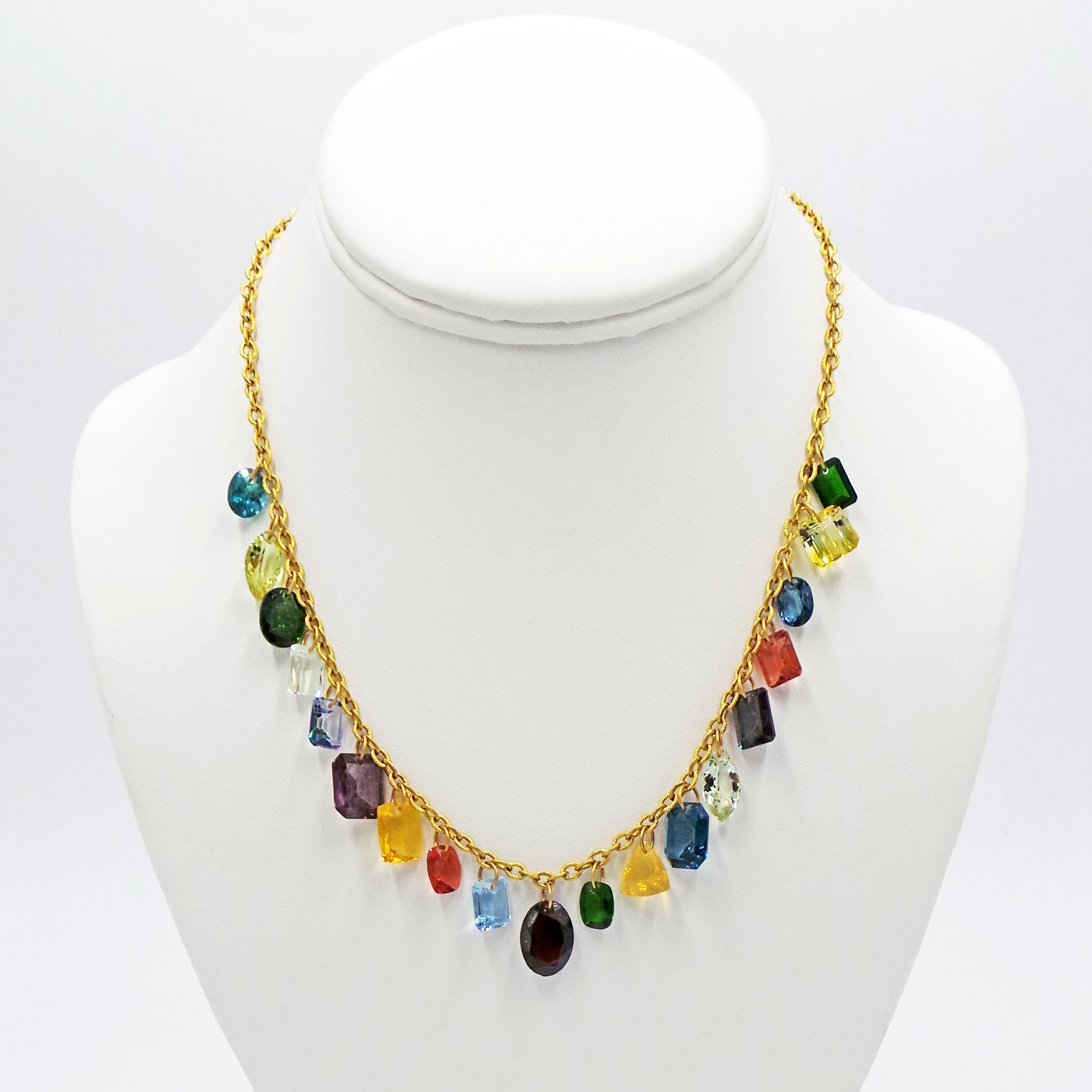 Collana con catena d'oro 22k con charm a più pietre preziose in vendita 2