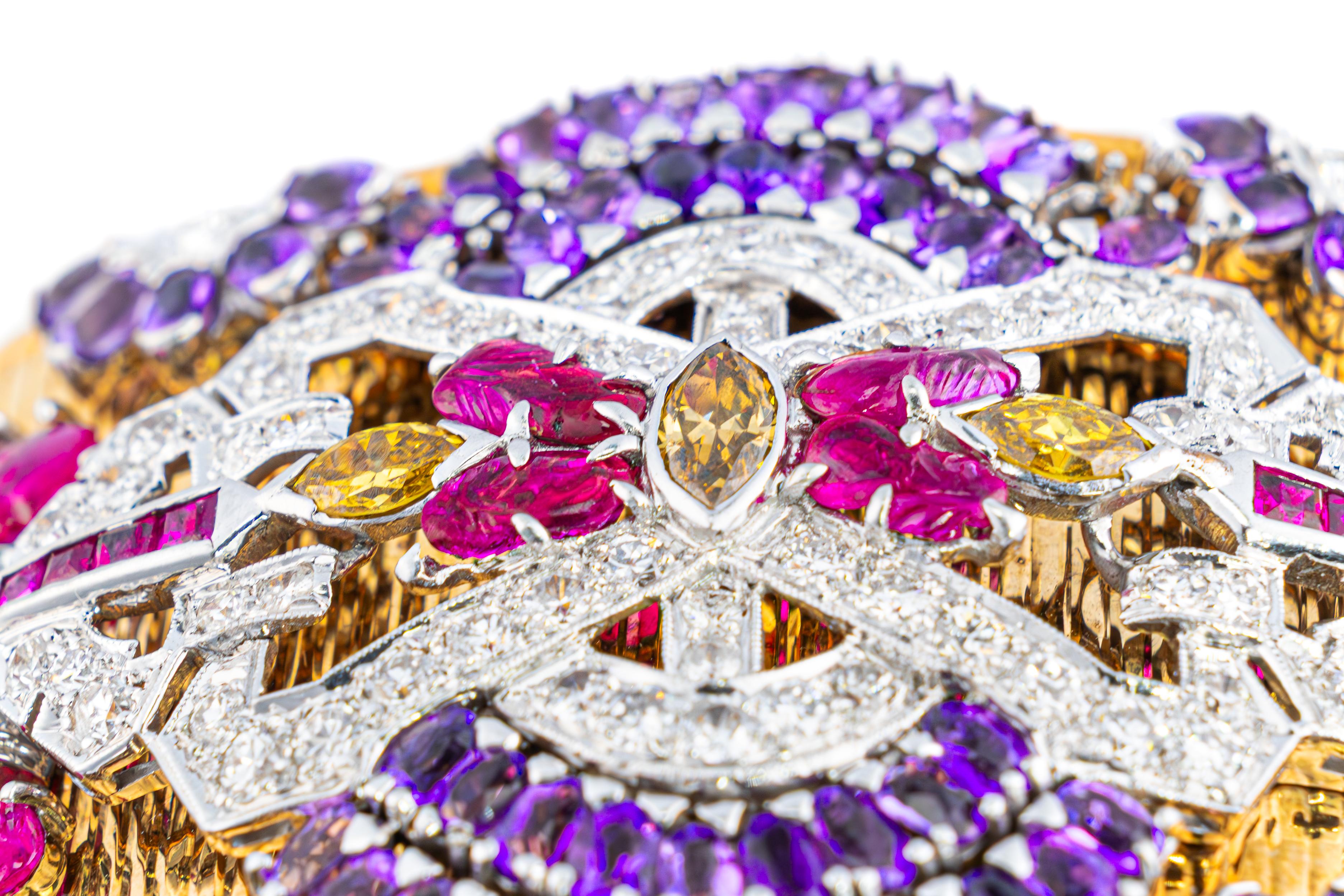 Bracelet multi-pierres et diamants en or platiné

Célébration éblouissante de l'opulence de l'ère rétro, ce bracelet large est un tour de force de couleurs, de textures et de savoir-faire. Réalisé dans une combinaison harmonieuse de platine et d'or
