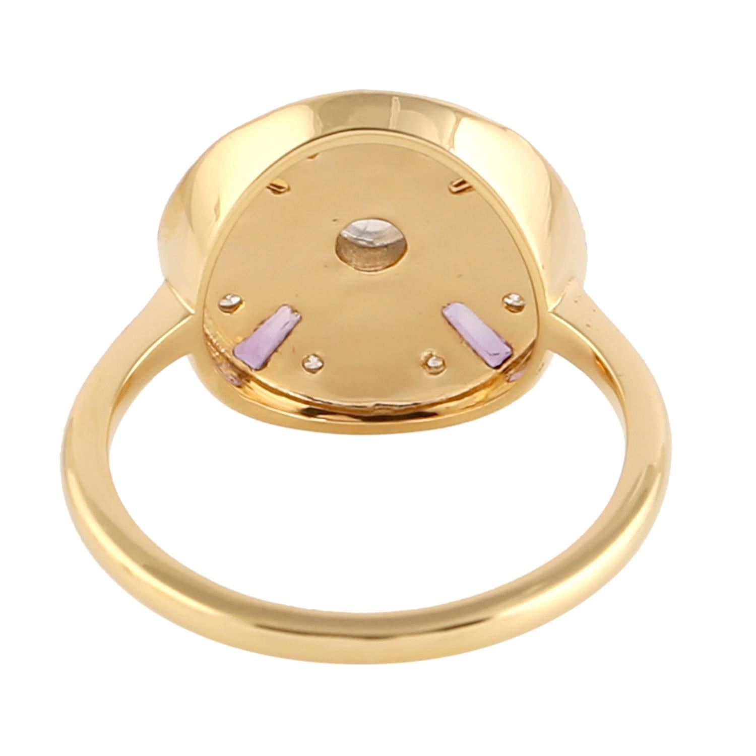 Contemporaneo Anello con più pietre e diamanti e forma a stella al centro, realizzato in oro giallo 18 ct. in vendita
