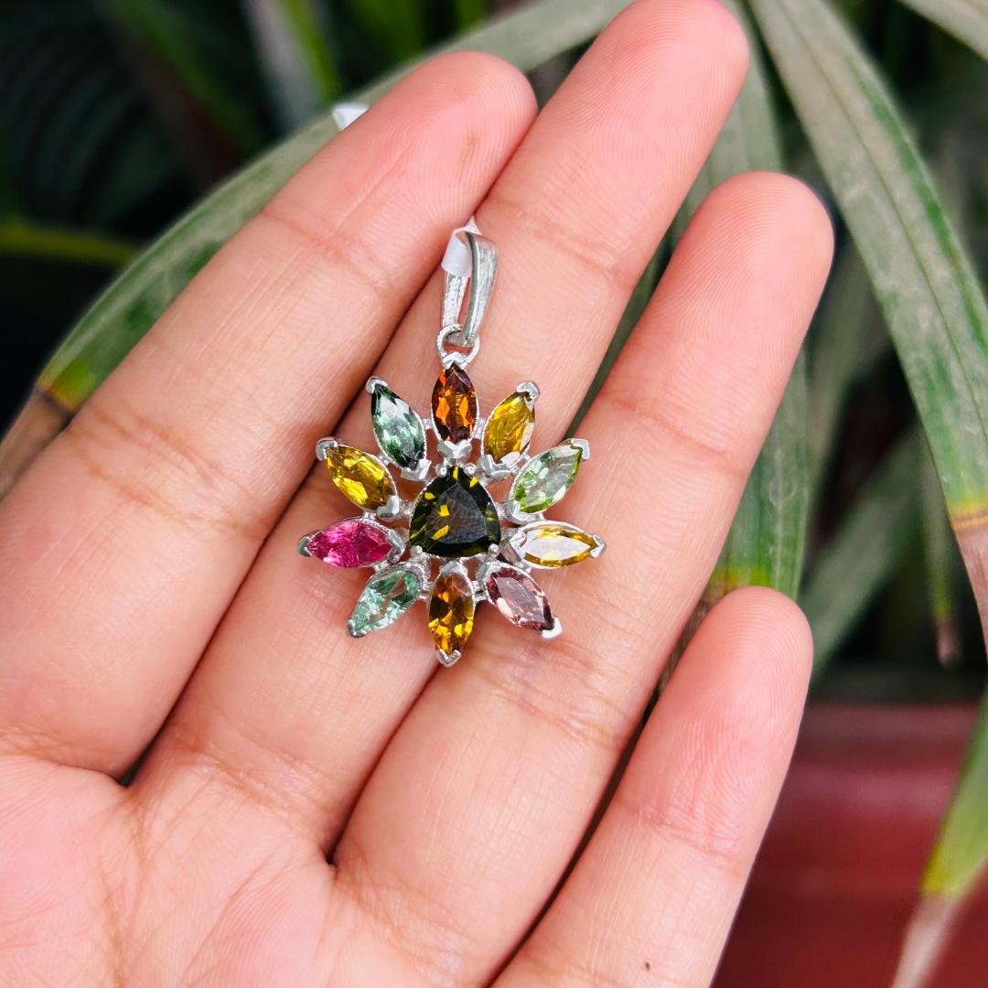 Donna Ciondolo in argento sterling con fiore incrostato di pietre multiple per un regalo di anniversario in vendita