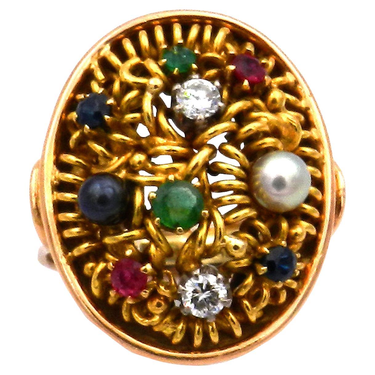 Multi Edelstein Goldring 0,3 Karat Diamanten Saphir Rubin Smaragd und Perlen ca. 1930

Dieser prächtige Gemüsering wurde in den 1930er Jahren hergestellt. Der große ovale Ringkopf ist durchbrochen, die Komposition aus einer weißen und einer
