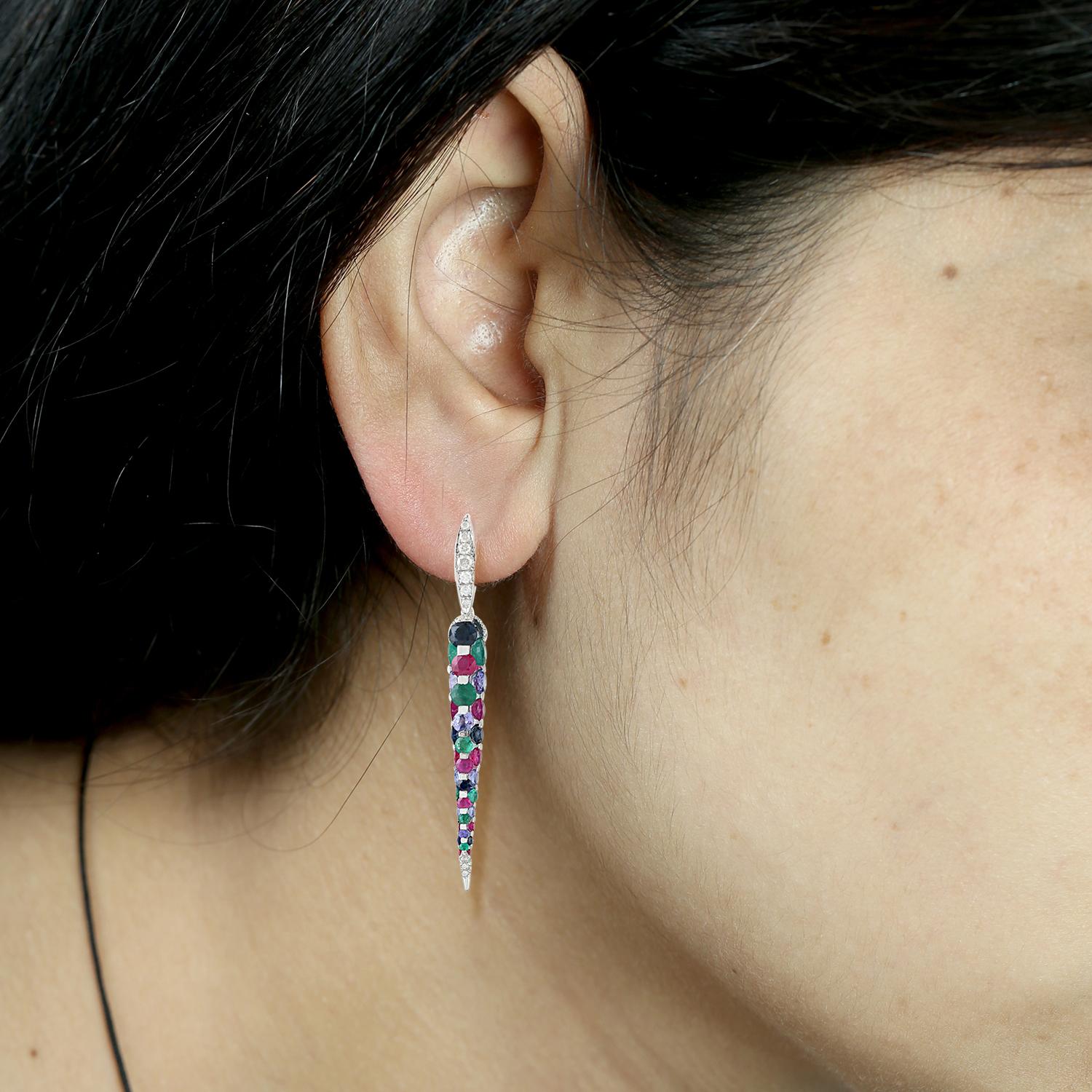 18k:14.98g,
Diamant:.85ct, 
EMERALD:4,6ct,
RUBIN:4,78ct,
SAPPHIRE:1,55ct,
TANSANIT:3,21CT