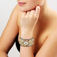 Bracelet manchette multi-gemmes en nacre et diamants