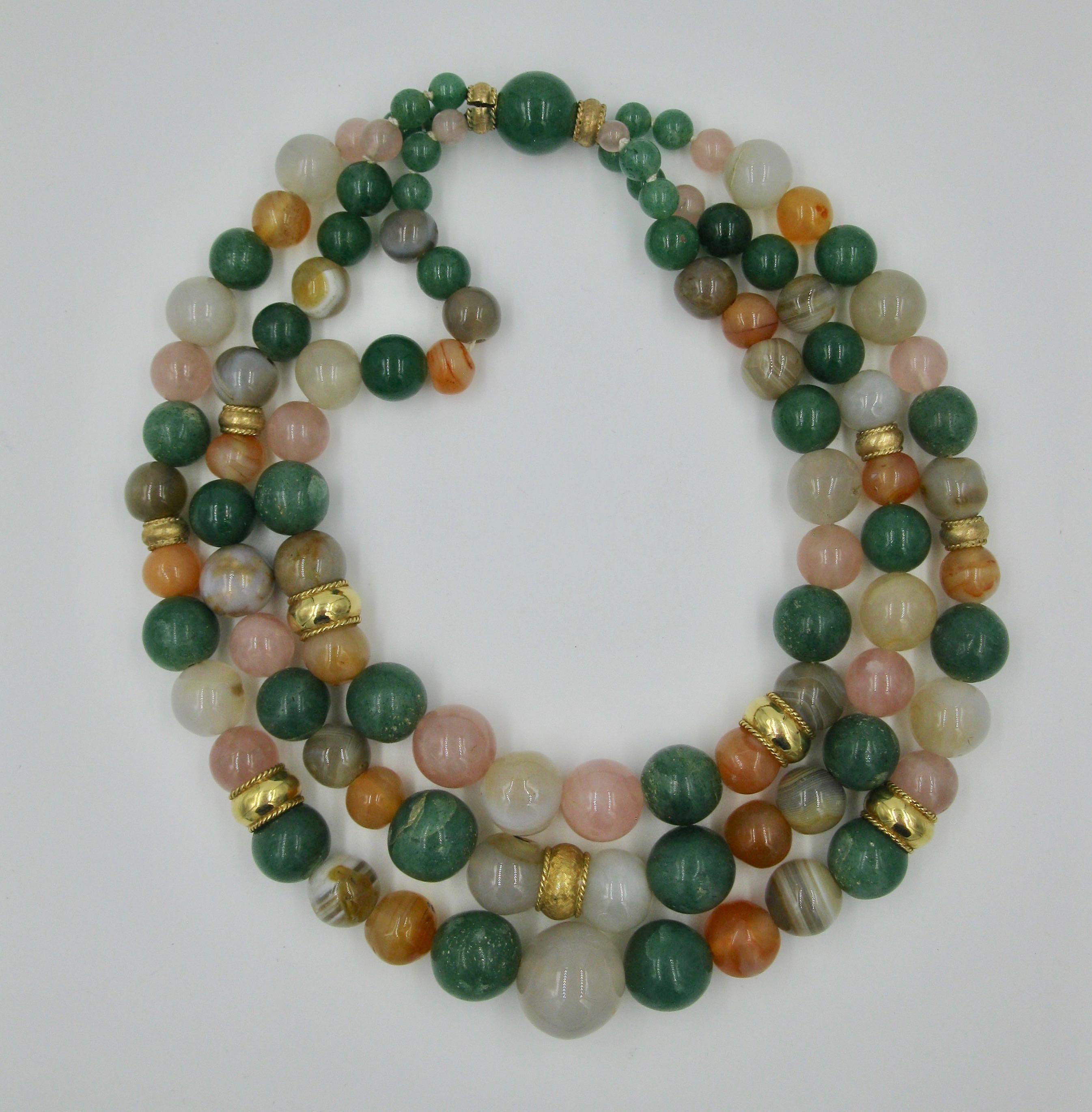 Taille ronde Collier de perles en or 14 carats à 3 brins, multi-pierres, style rétro et moderne, milieu du siècle dernier en vente