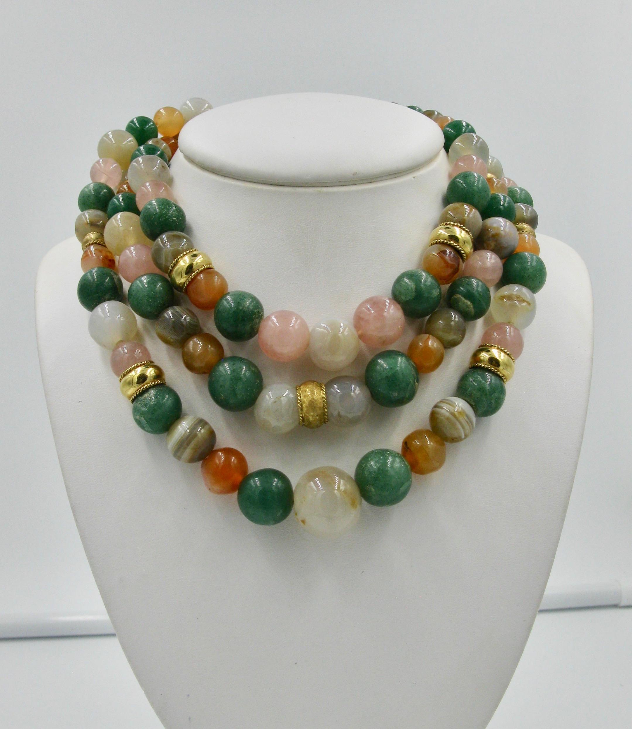 Collier de perles en or 14 carats à 3 brins, multi-pierres, style rétro et moderne, milieu du siècle dernier Excellent état - En vente à New York, NY