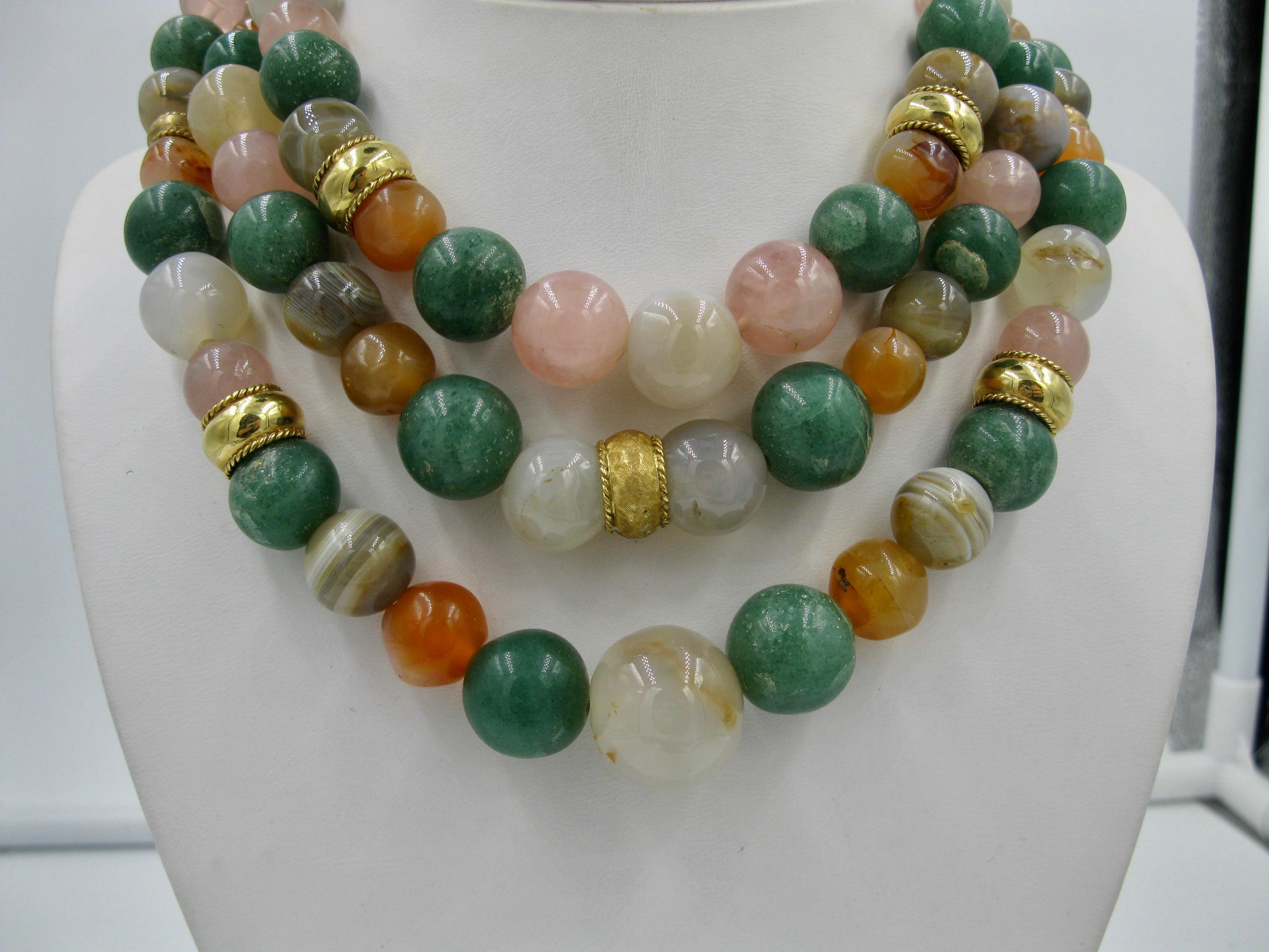 Collier de perles en or 14 carats à 3 brins, multi-pierres, style rétro et moderne, milieu du siècle dernier Pour femmes en vente
