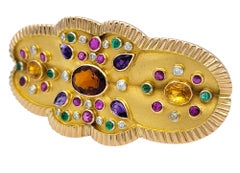 Broche con acabado arenado de piedras preciosas múltiples y ribete estriado pulido en oro de 14 quilates