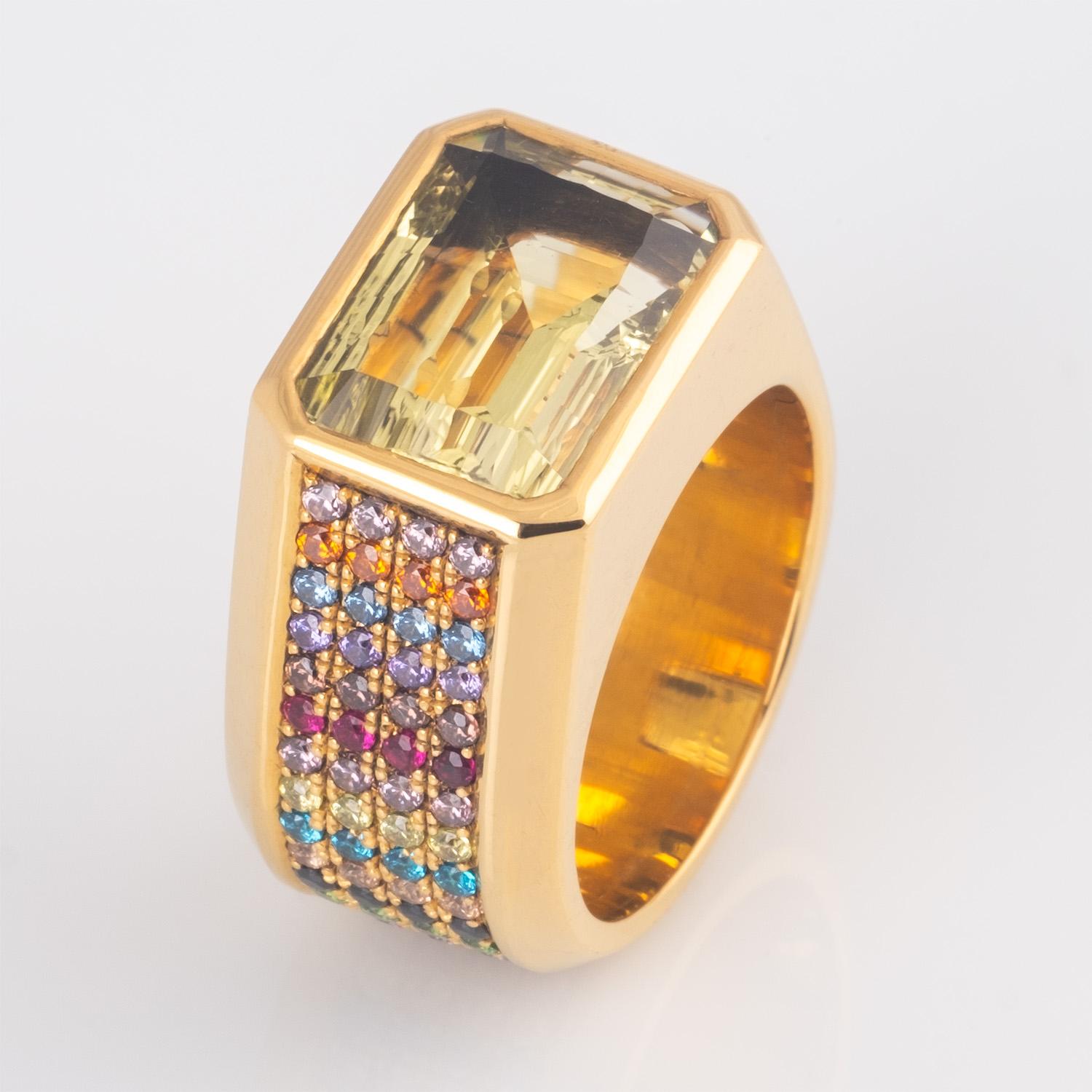 Moderne Bague en or jaune avec saphir, tsavorite et citrine en vente