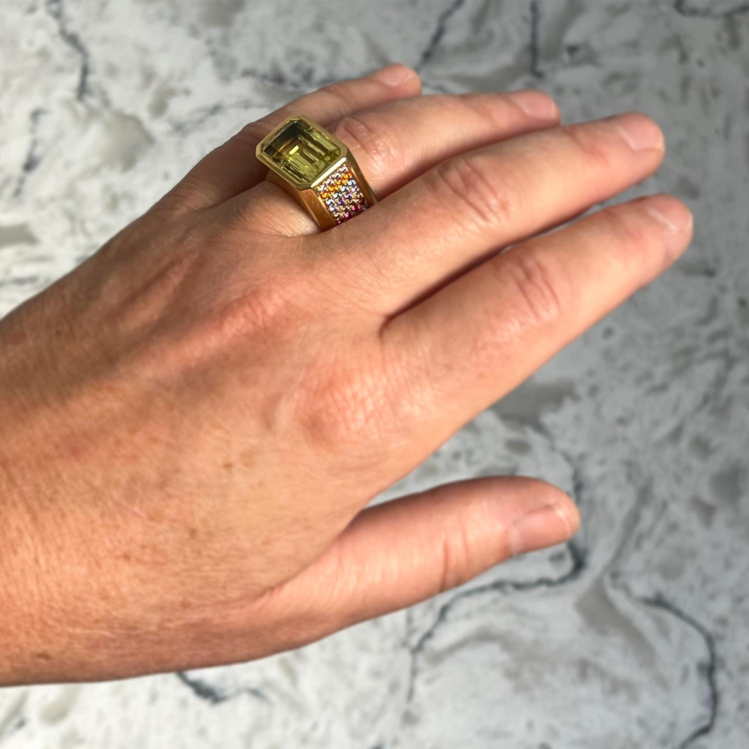 Bague en or jaune avec saphir, tsavorite et citrine en vente 2