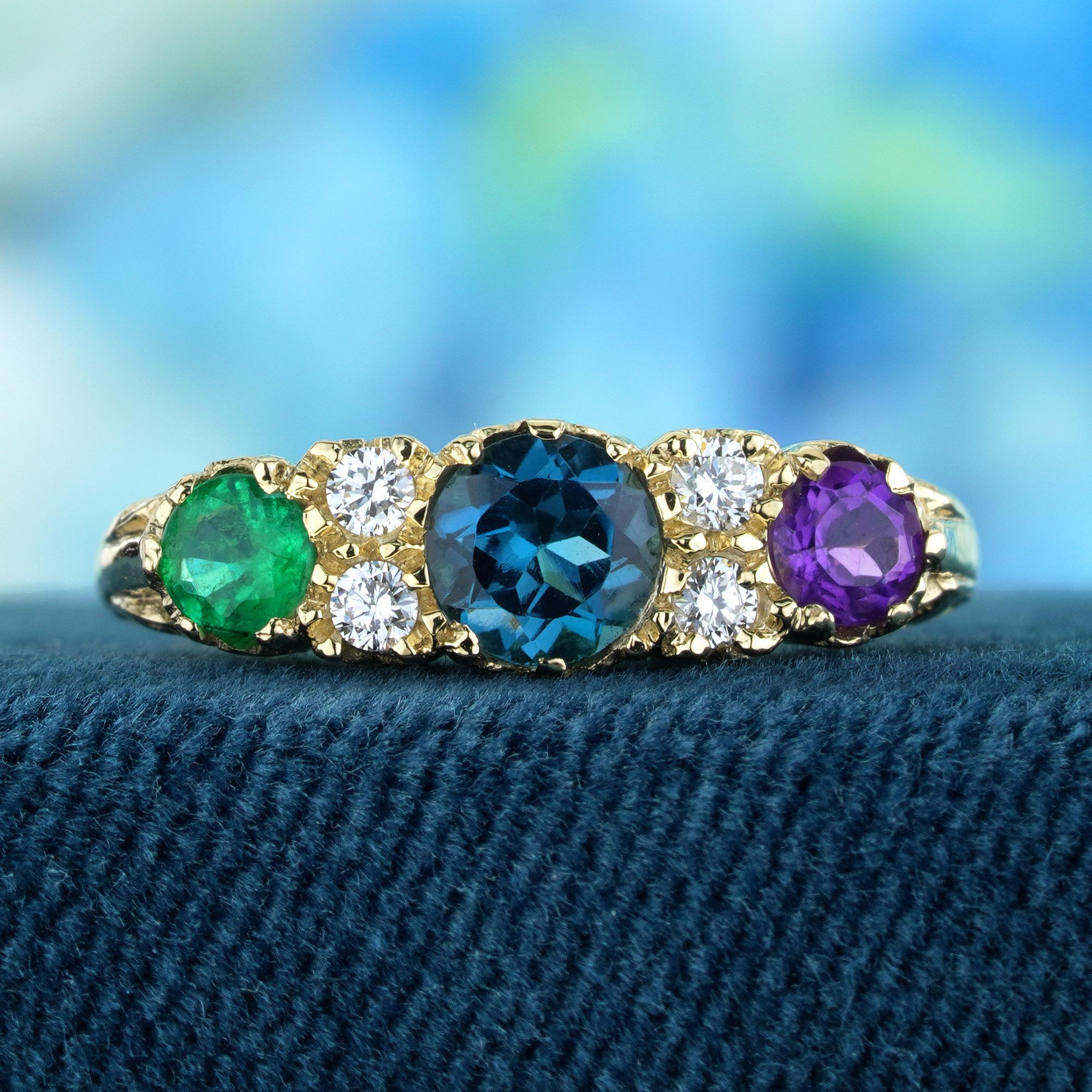 Cette bague présente trois couleurs de topaze bleue de Londres, d'améthyste et d'émeraude, séparées les unes des autres par des diamants étincelants. Le bracelet filigrane en or jaune dégage une esthétique chaleureuse et durable. Véritable objet de