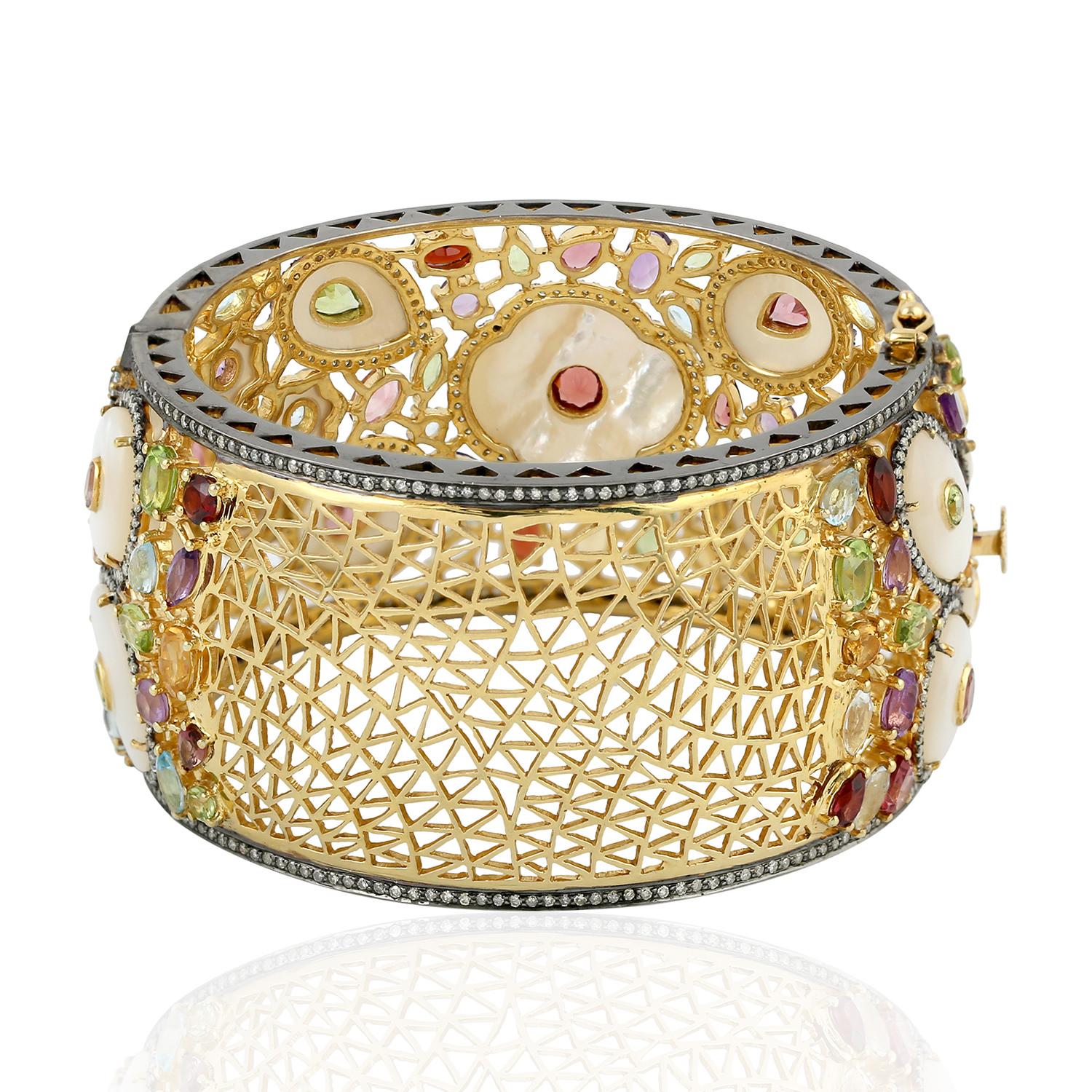 Taille mixte Manchette MOP en or jaune 18 carats avec multi-gemmes et diamants en vente